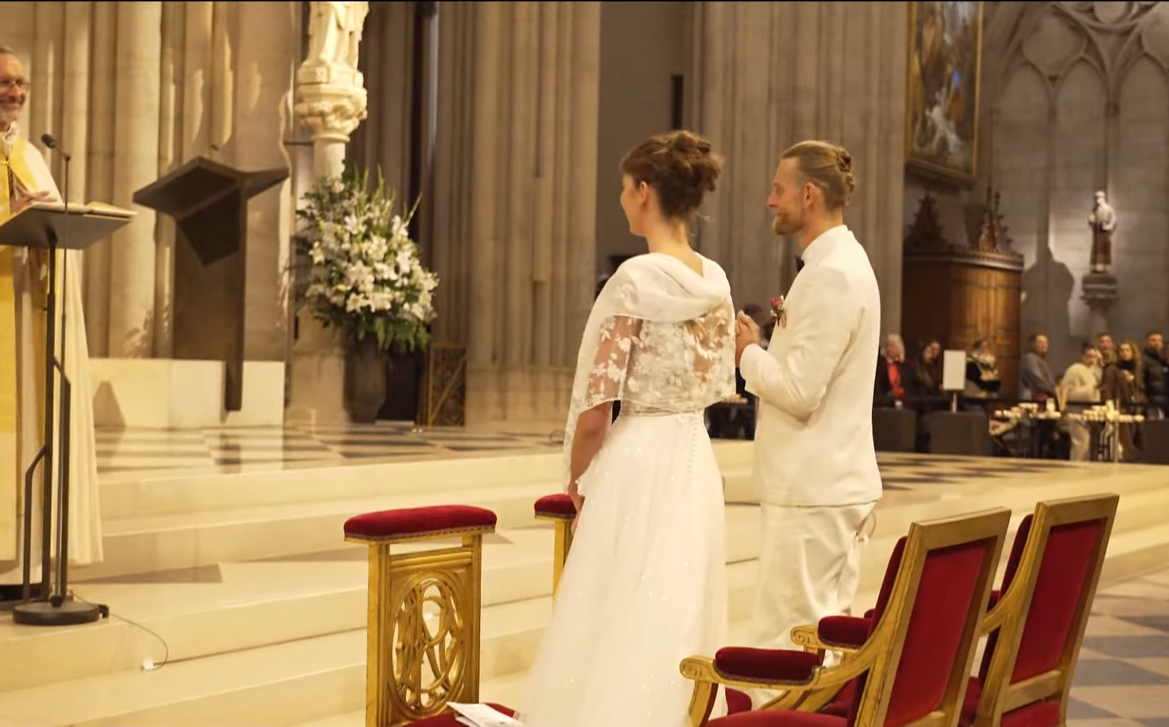 木匠馬丁洛倫茨(右)25日在巴黎聖母院與摯愛結婚。(翻攝 FRANCE 24 English YouTube頻道)