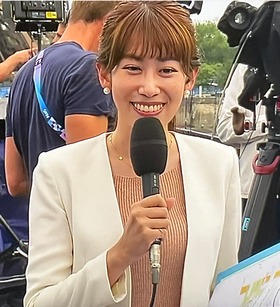 中川安奈去年在轉播巴黎奧運開幕式時，身穿膚色針織衫，乍看彷彿裸身。（翻攝畫面）
