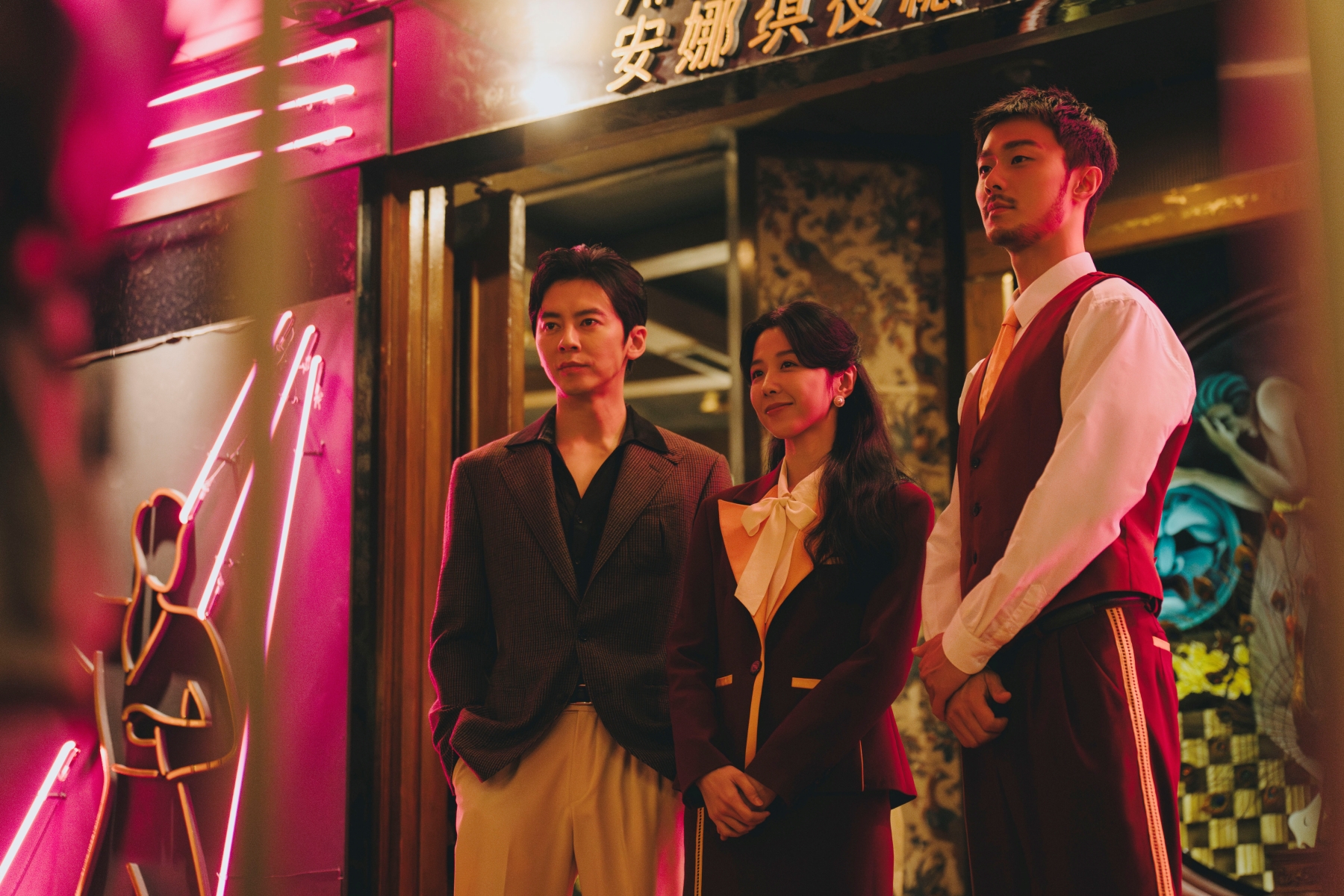 影集《微醺大飯店1980s》呈現復古華麗的夜總會，李國毅（左起）、邵雨薇和施柏宇組成「飯店三劍客」。（一念電影提供）
