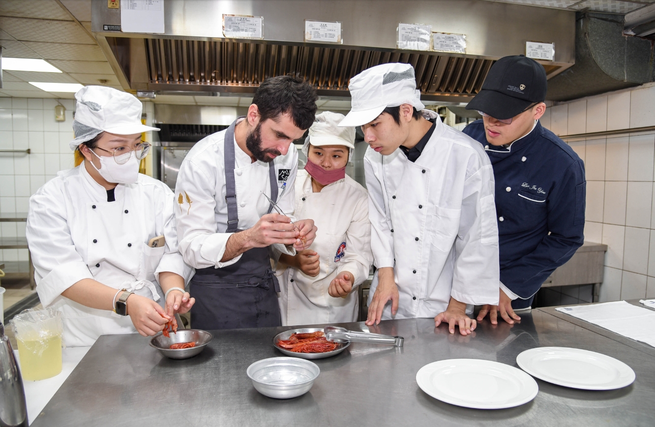 中華大學邀請米其林二星主廚到校示範料理，讓學士班及雙學位學生觀課學習。（中華大學觀光學院提供）