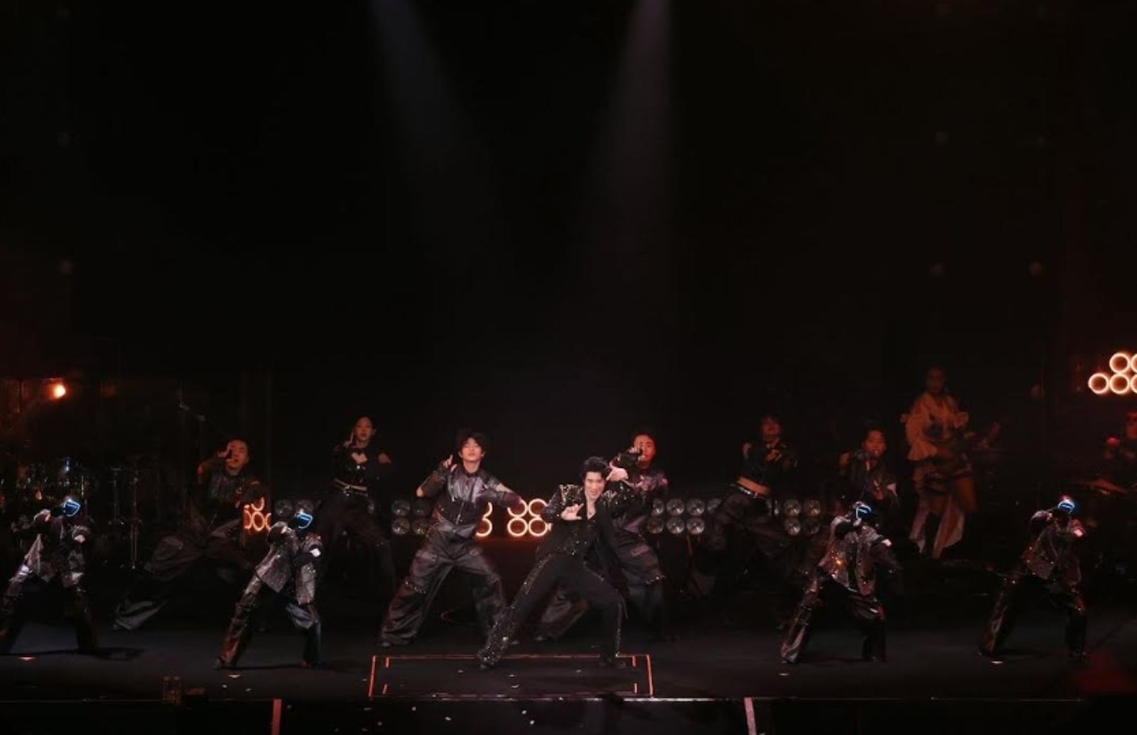 王力宏《最好的地方》成都演唱會，攜手宇樹科技機器人同台演出。（西東音樂提供）