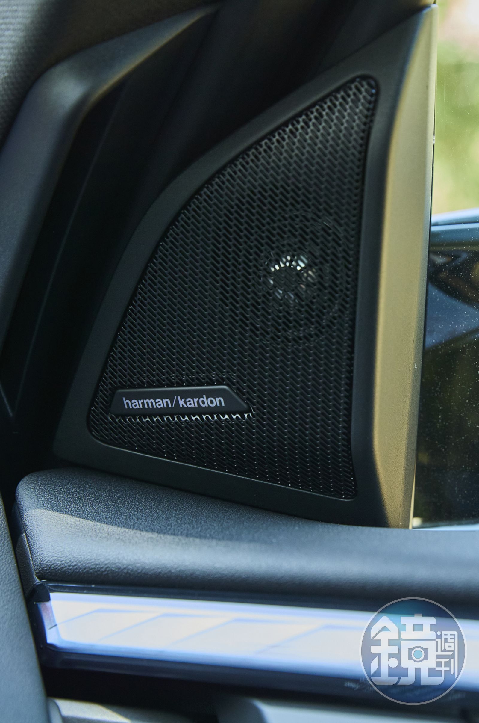 標配 15 支喇叭+750 瓦 harman/kardon 音響系統。