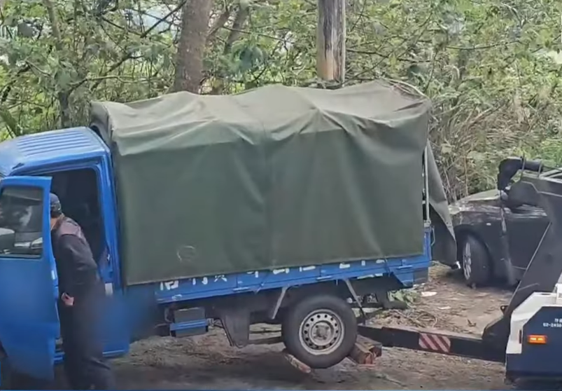 基隆冰櫃凶殺案有新進展，警方於今日中午在新北地區逮捕第2名嫌犯。圖為嫌犯藏屍的小貨車。（翻攝畫面）