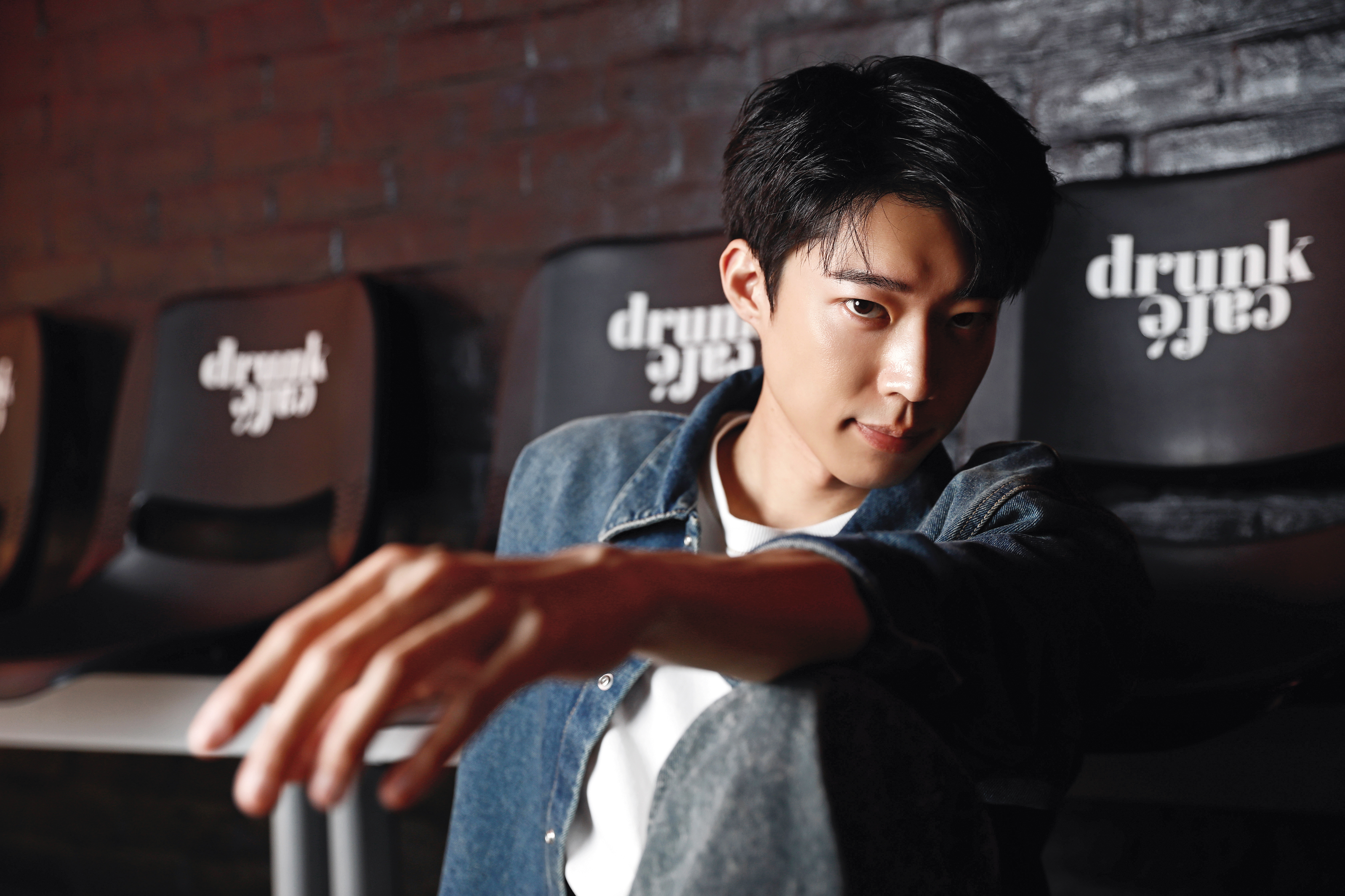 黃信赫面對鏡頭不顯青澀,擅長以眼神與鏡頭互動。