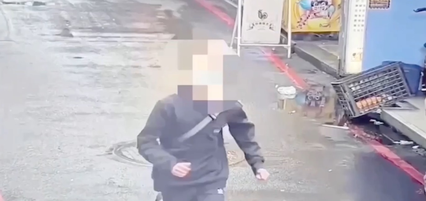黃男趁試戴金項鍊時趁隙轉身跑出店外，店員在後追趕呼喊。（翻攝畫面）