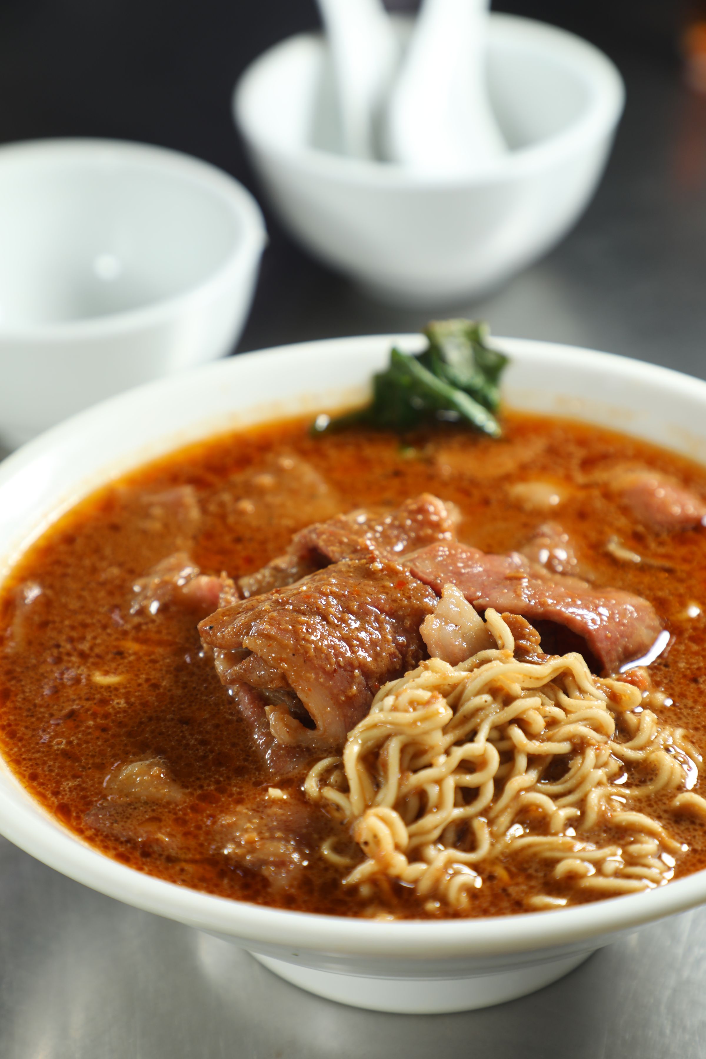 「沙嗲星級牛肉麵」的大光麵沾裹充滿堅果香氣的沙嗲湯，配上牛肉真是一絕。（港幣70元／碗）