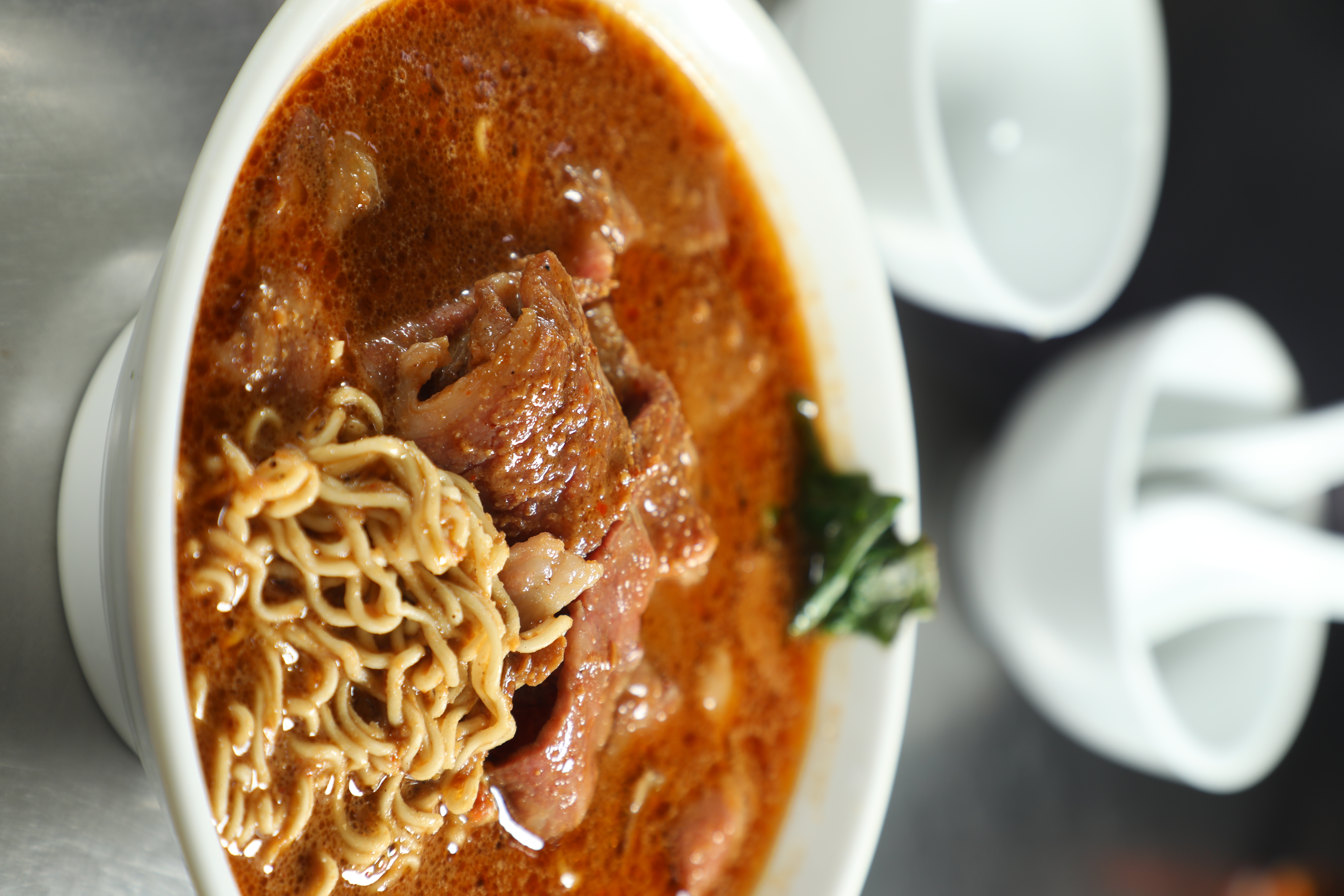 「沙嗲星級牛肉麵」的大光麵沾裹充滿堅果香氣的沙嗲湯，配上牛肉真是一絕。（港幣70元／碗）