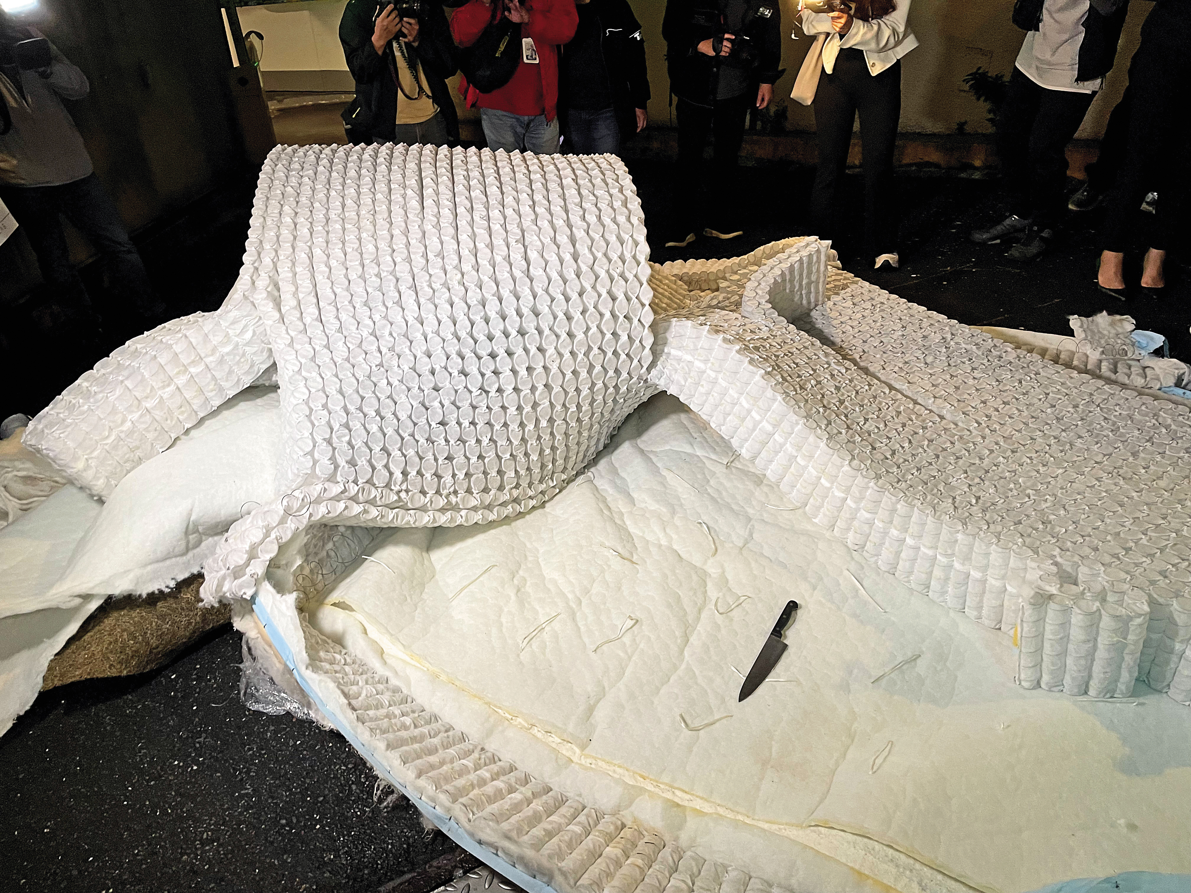 離婚後，汪小菲曾經暴怒轟具俊曄「別人住就算了，你個窩囊廢換個床墊行嗎？」後來大S把床墊送到S Hotel處理並且開放媒體拍攝。