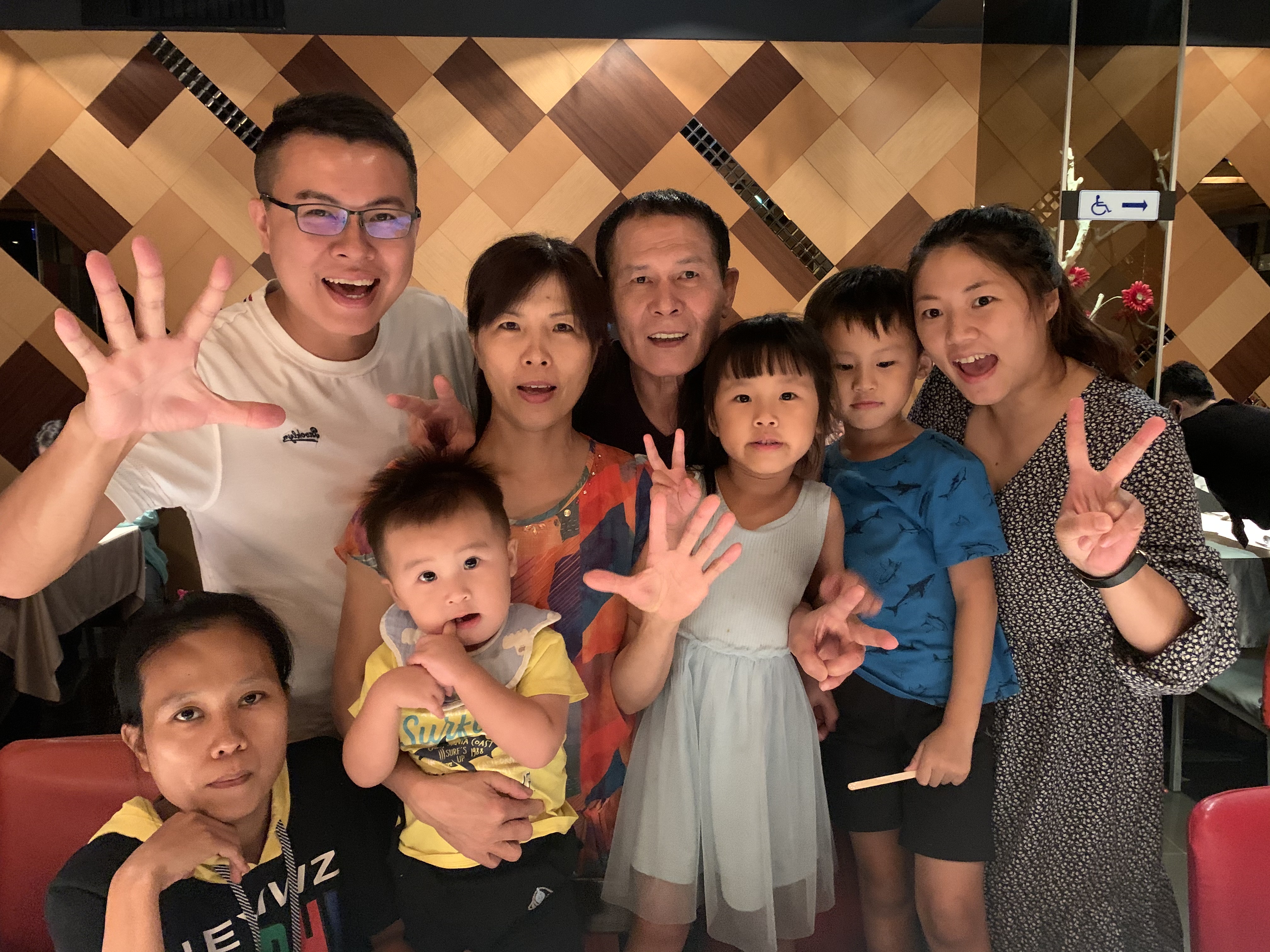 陳冠霖接班後，覺得最大成就感是讓本已離婚的父母復合，如今三代同堂和樂融融。（龍豪食品提供）