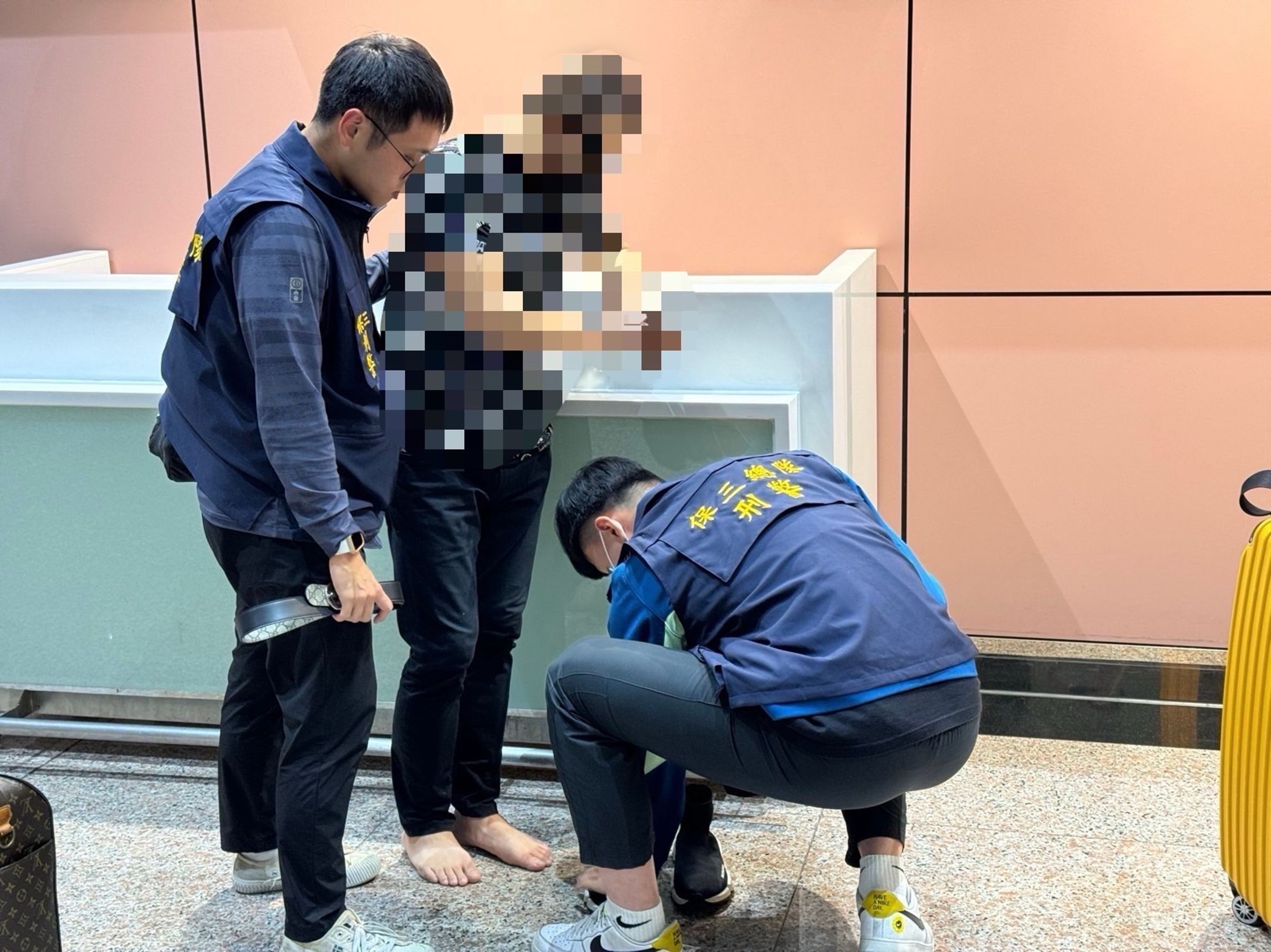 外籍人士夾帶毒品闖關。（警方提供）