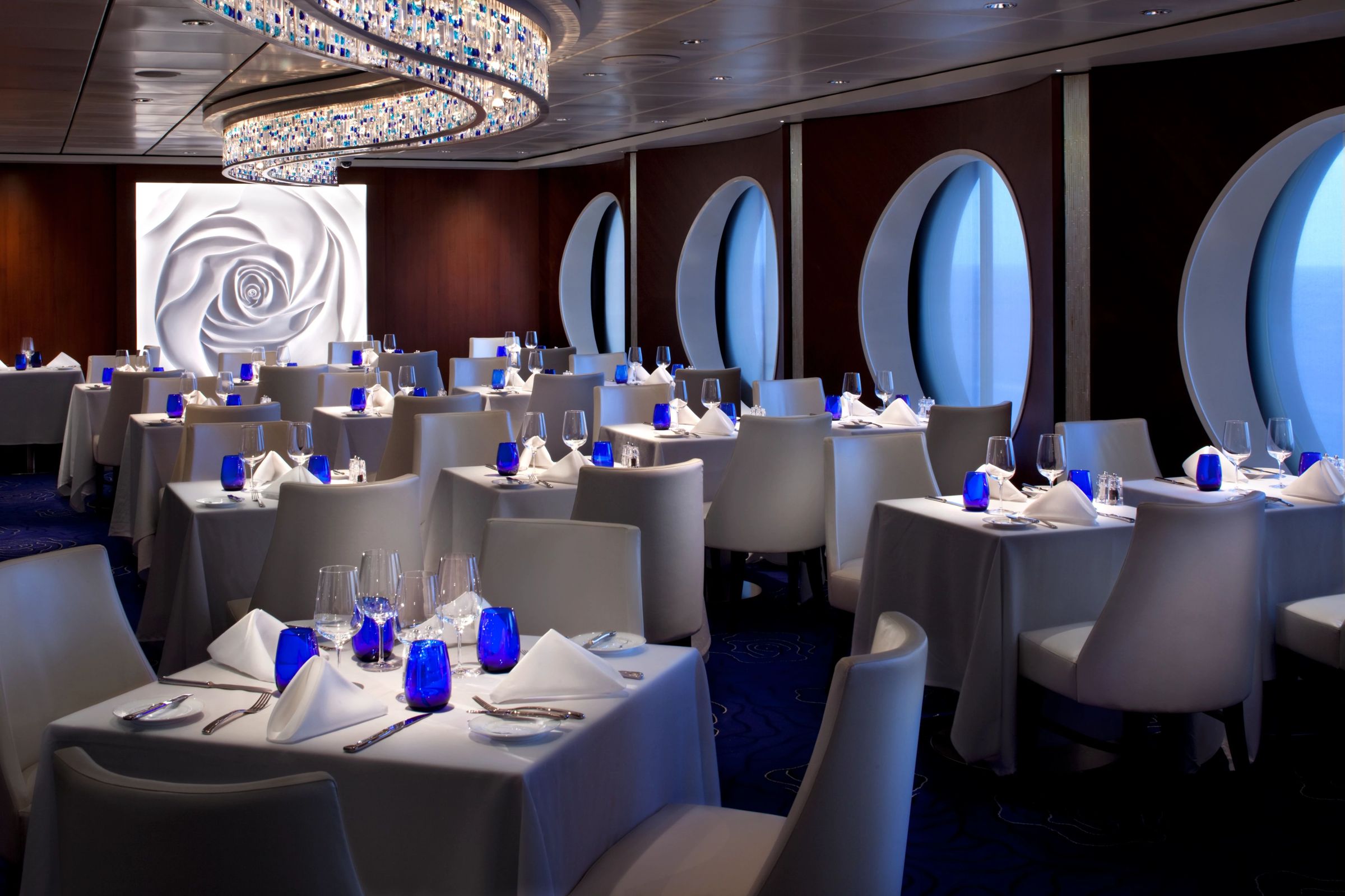 要另外收費的餐廳「Blu Restaurant」,提供客製化卡路里的養生料理。(名人郵輪提供)