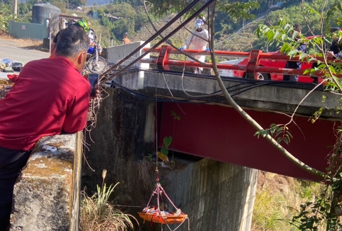 男騎機車疑失控撞橋，跌「三層樓高」深谷OHCA急送醫搶救。（翻攝畫面）