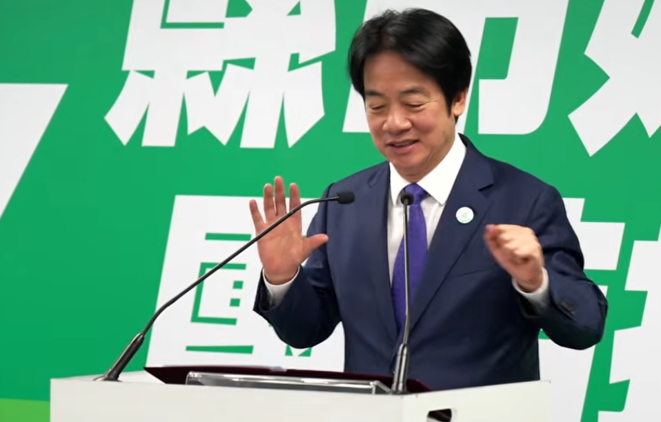 賴清德今天在記者會致詞前突被電到。（翻攝自民進黨記者會直播）