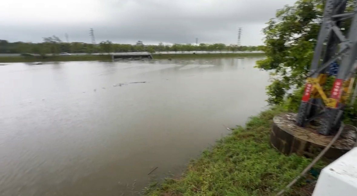 台南永康今觀測到時雨量103.5毫米，創下該站紀錄，而時雨量破百多驚人？氣象署也特別製圖說明了。（翻攝自台南市長黃偉哲臉書）