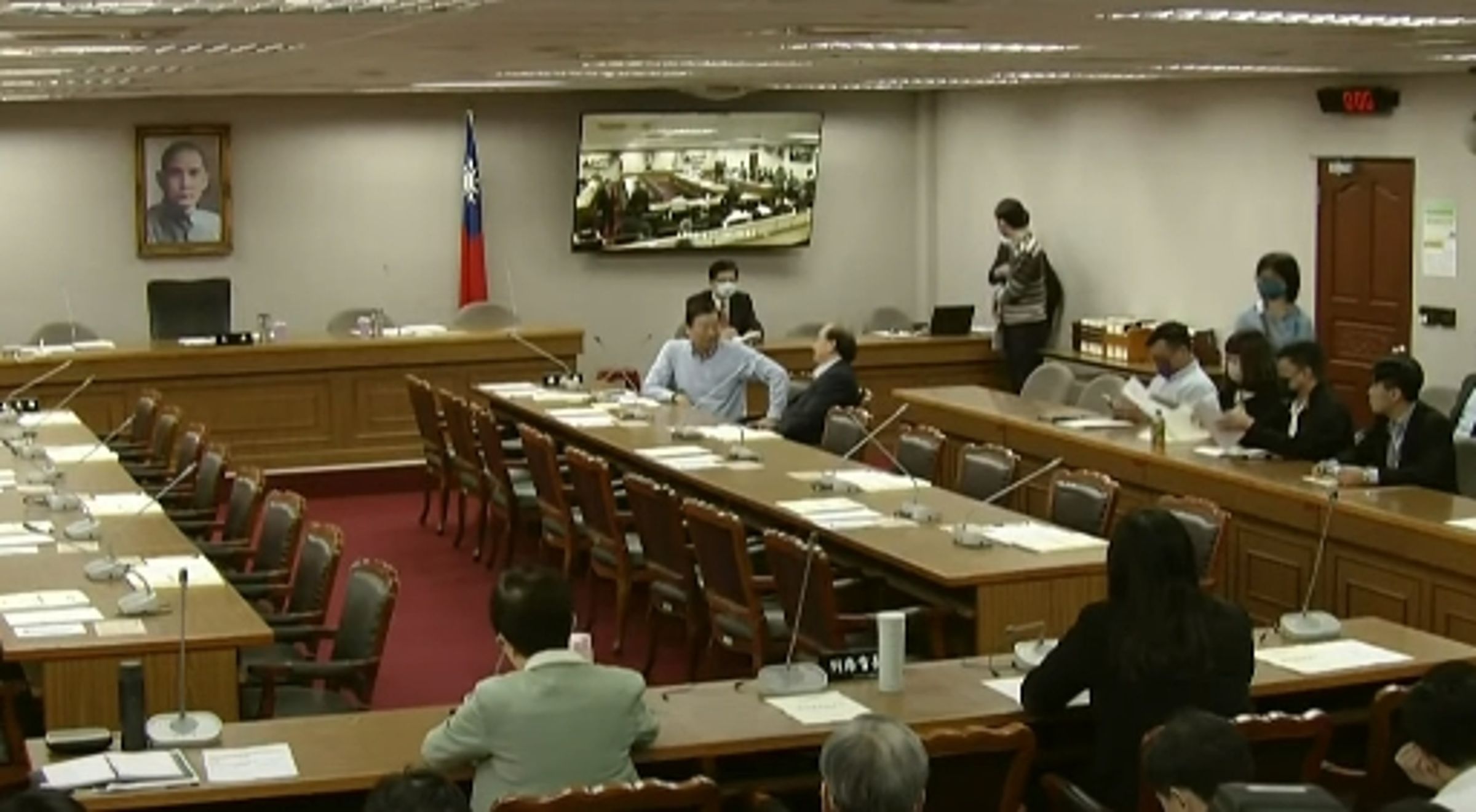 曾銘宗與柯建銘於會議室內談話。(翻攝自YouTube@國會頻道)