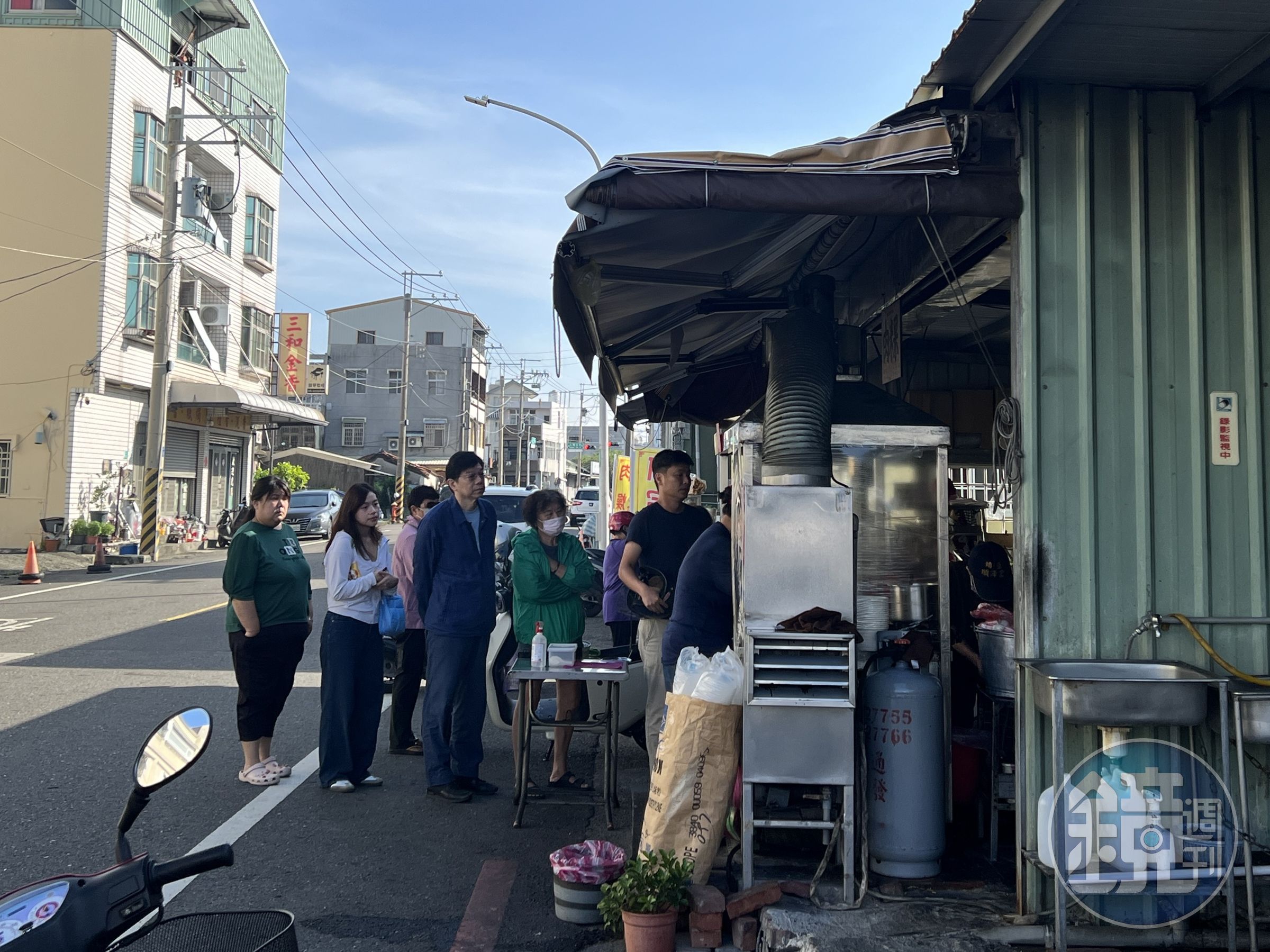 一大早剛到台南就去鐵皮屋前排隊吃肉粿。