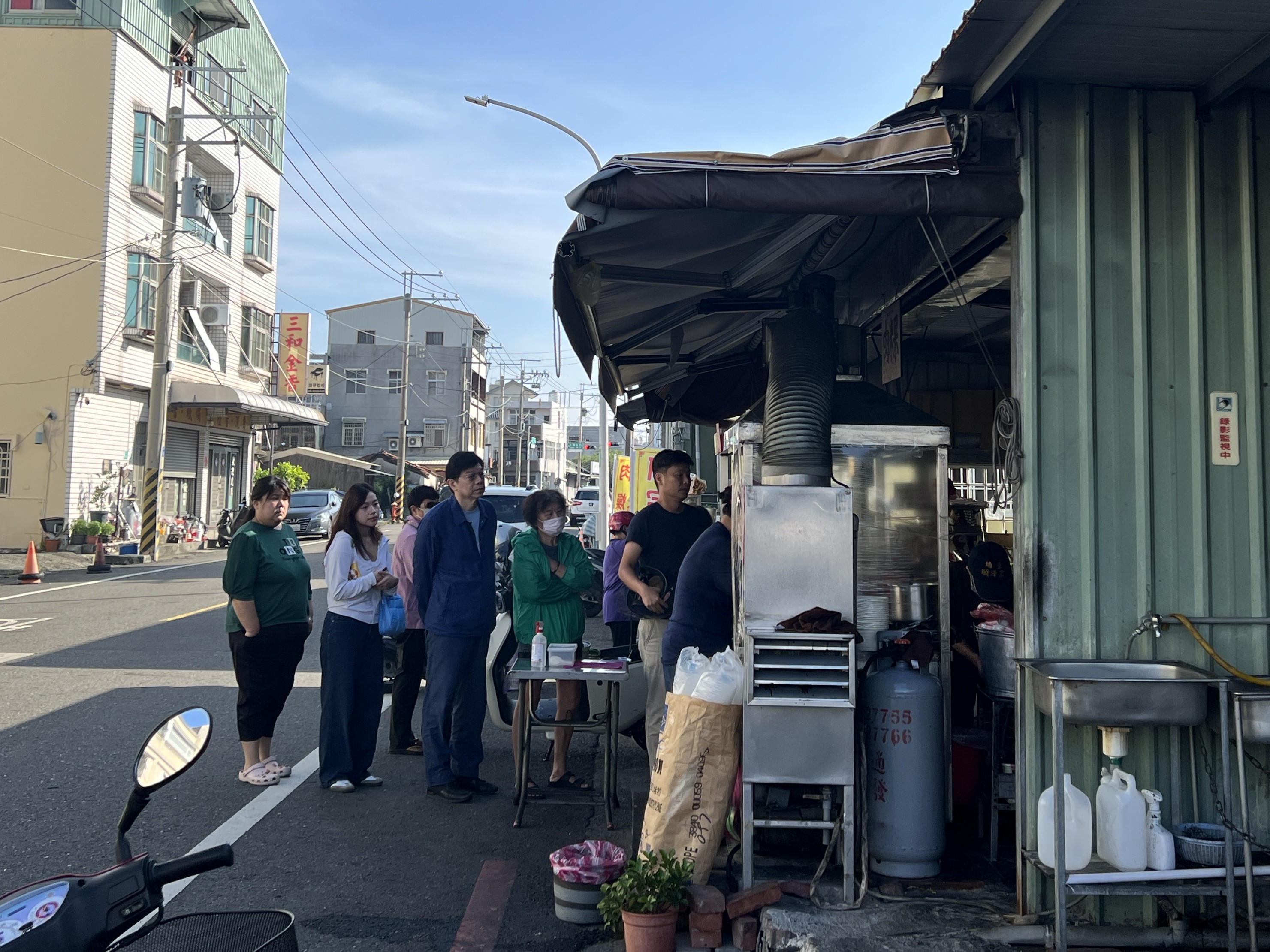 一大早剛到台南就去鐵皮屋前排隊吃肉粿。