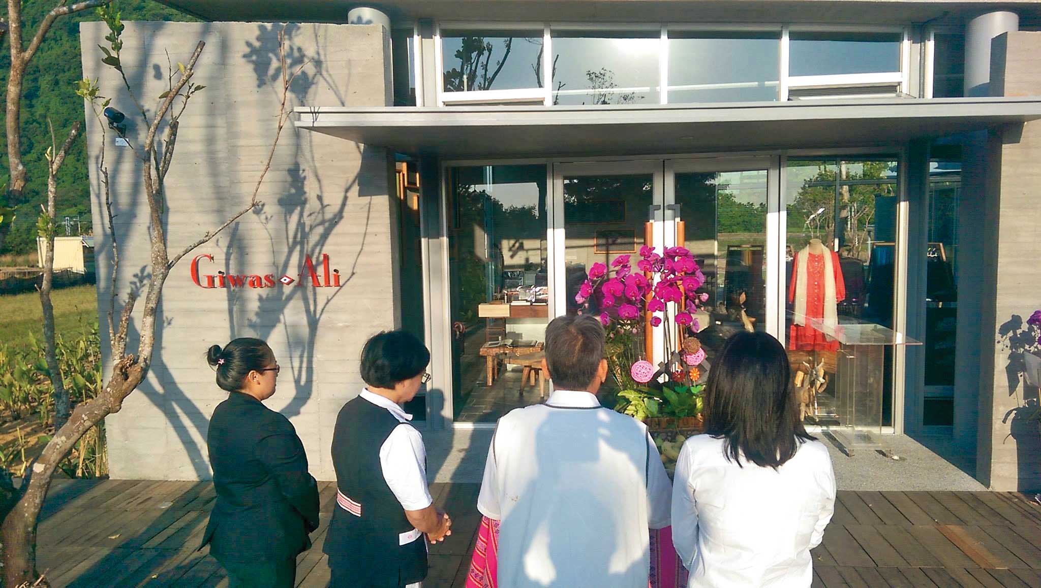 藝人張瓊姿在2014年對外宣稱，以好友高金素梅的原住民名字在花蓮開設義式餐廳（圖），開幕時還特別祈福。（翻攝Giwas Ali臉書）