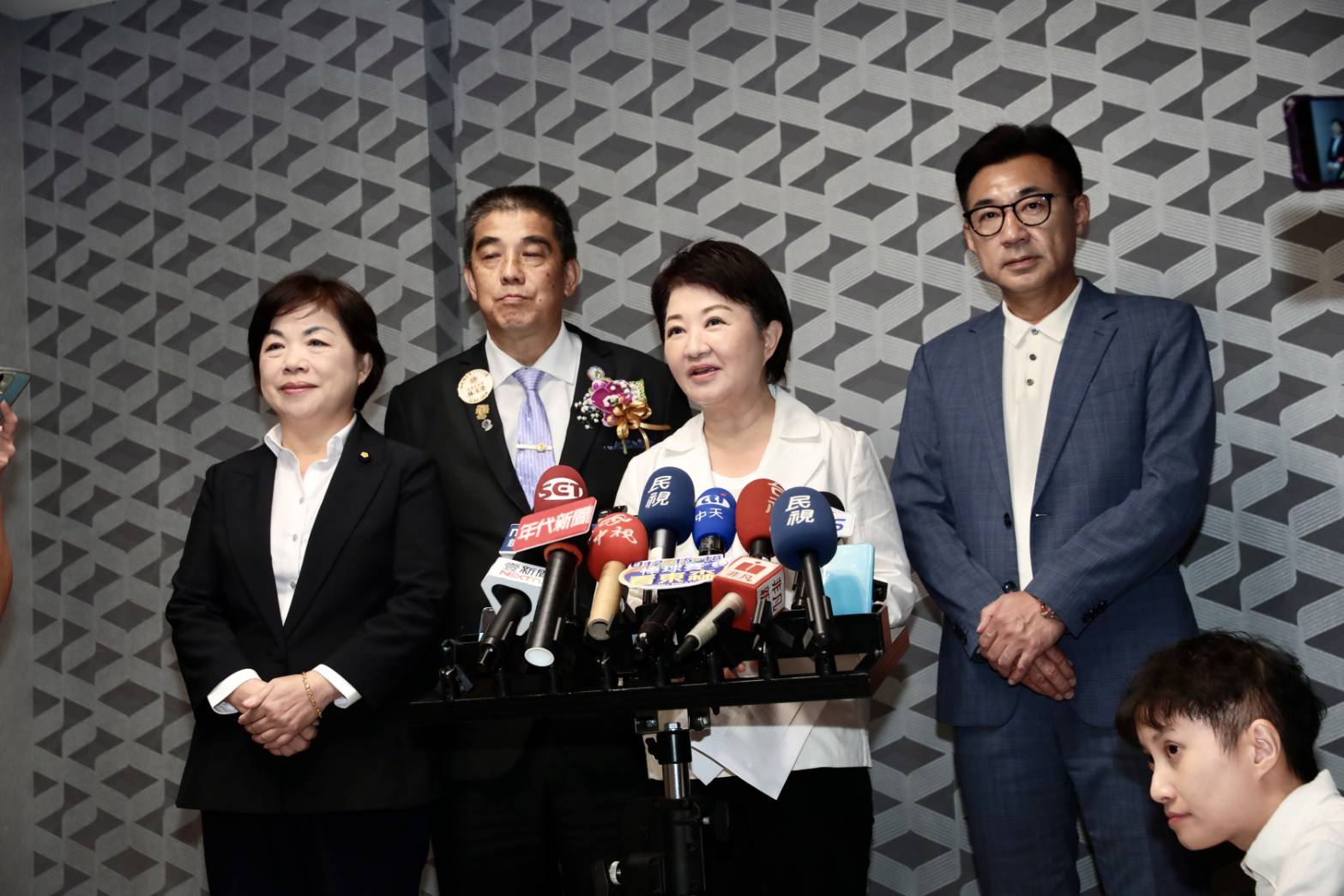 盧秀燕表態不選國民黨主席，陳鳳馨直言她2028年會後悔。（鏡報林煒凱）