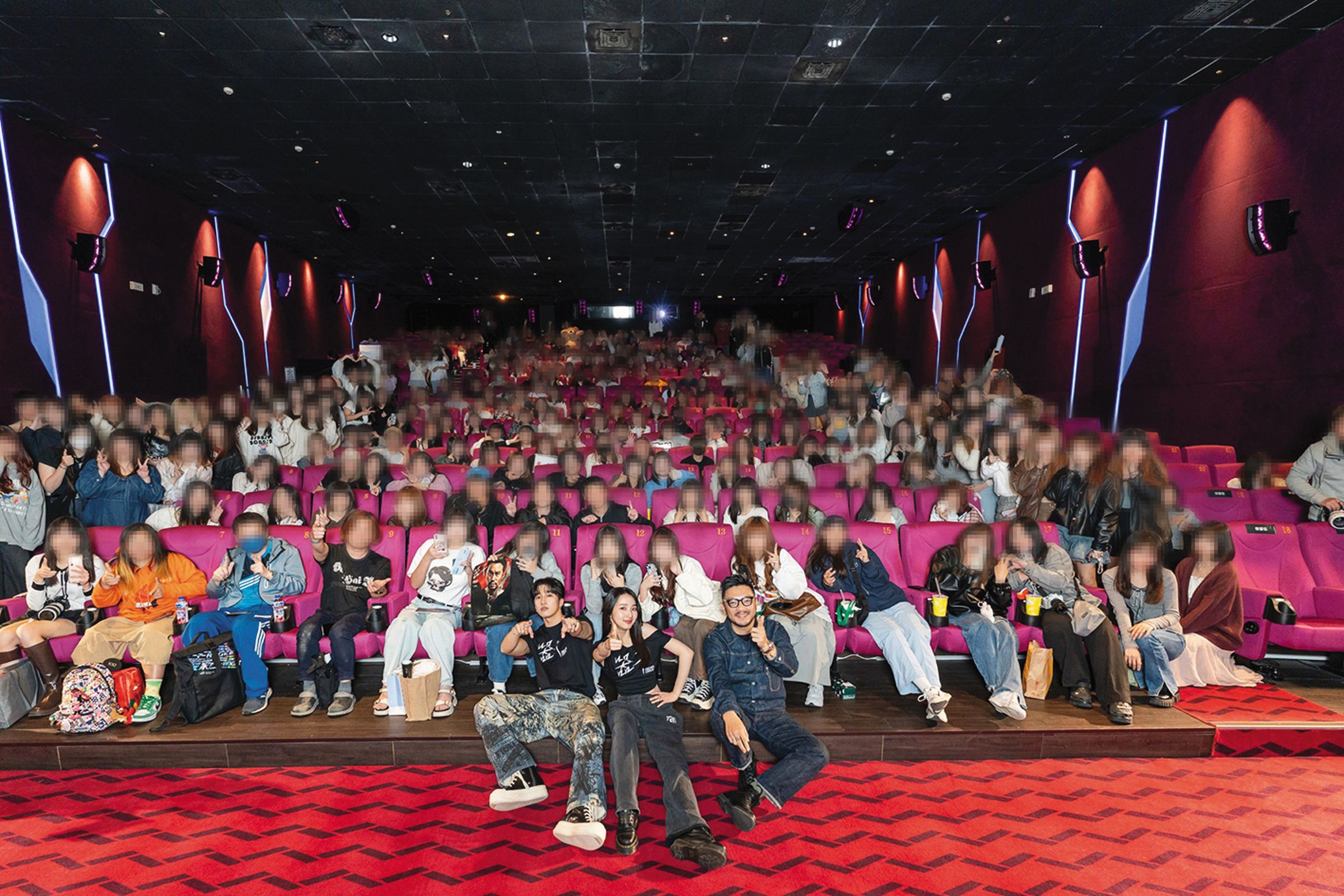 婁峻碩(前排左起)、李沐與導演簡學彬出席映後活動與觀眾近距離接觸。(華映娛樂提供)
