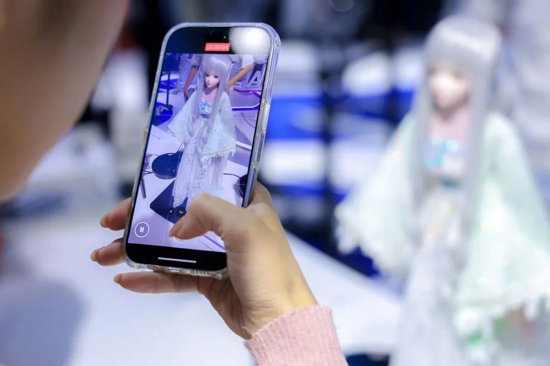 中國廠商推出人形機器人「靈童．念NIA-F01」，日前線上拍賣上以1萬580人民幣（約新台幣4.4萬元）成交。（翻攝自微博）