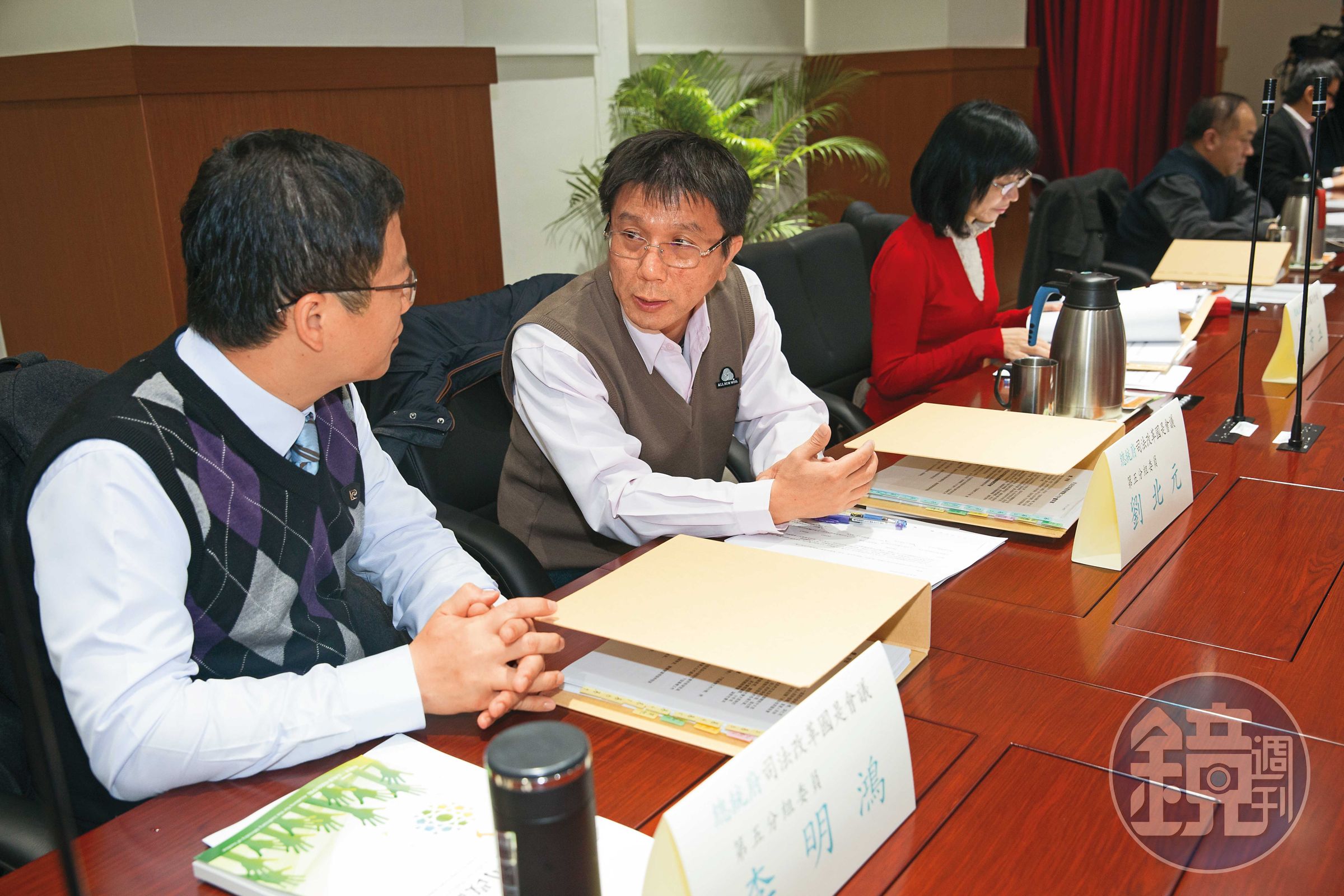 保險法權威劉北元說，信託契約要設立監察人，並按照順位排定不只1人，監督契約有無執行。