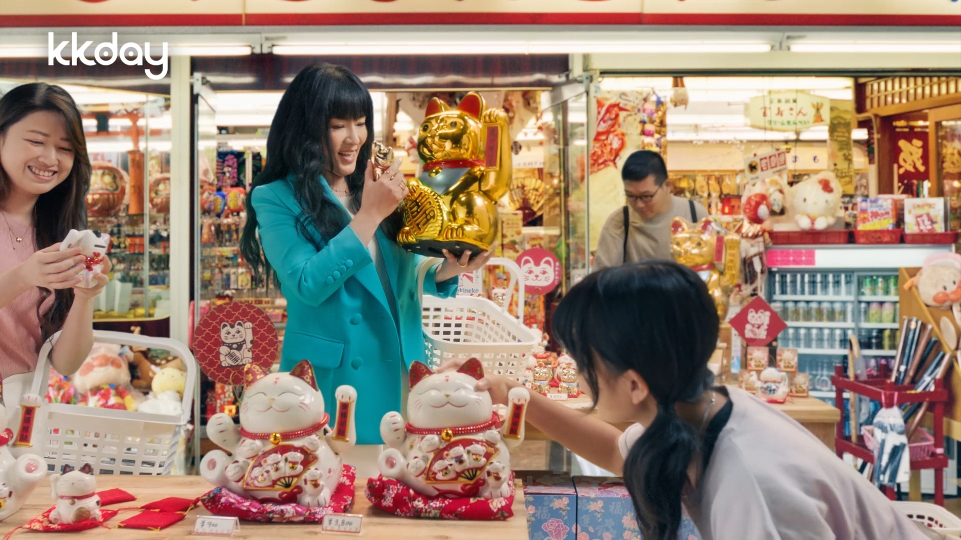 唐綺陽在廣告中發揮吃貨與買貨能力，大啖美食之餘也瘋狂血拚。（KKday提供）