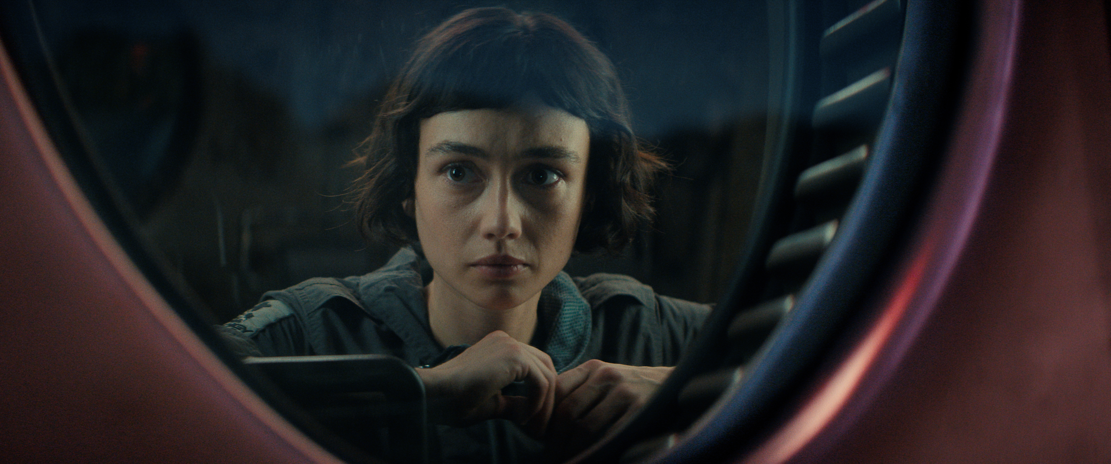 西德尼錢德勒飾演心智年齡僅有12歲的溫蒂，她的意識被轉移到合成人類上，成為全劇的重心。（Disney+提供）