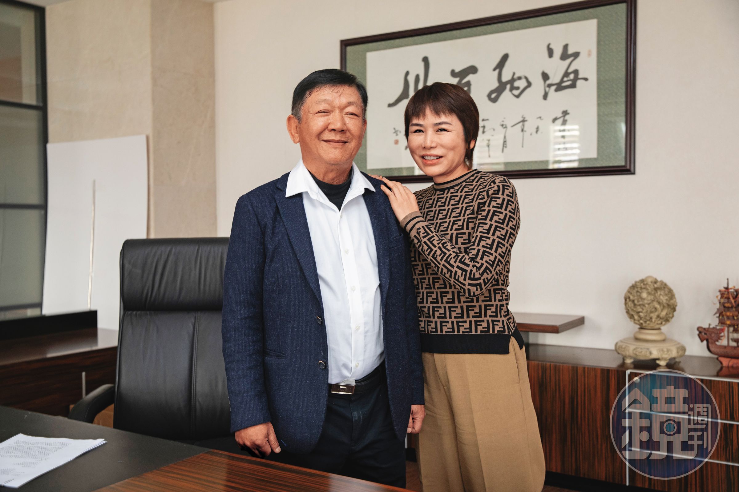 太太張曉艷（右）負責公司對內管理，是陳鏗勝（左）的得力幫手。