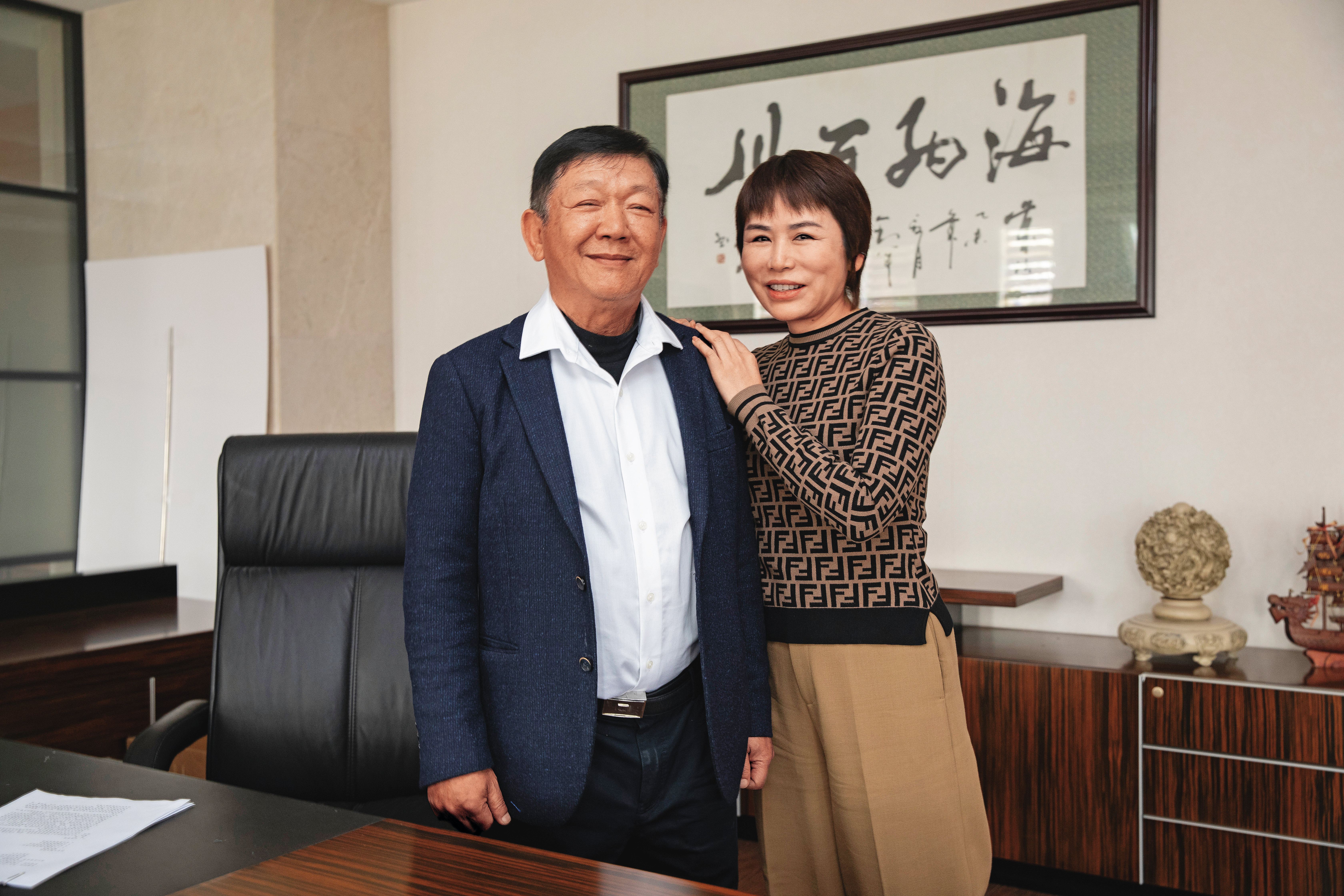 太太張曉艷（右）負責公司對內管理，是陳鏗勝（左）的得力幫手。