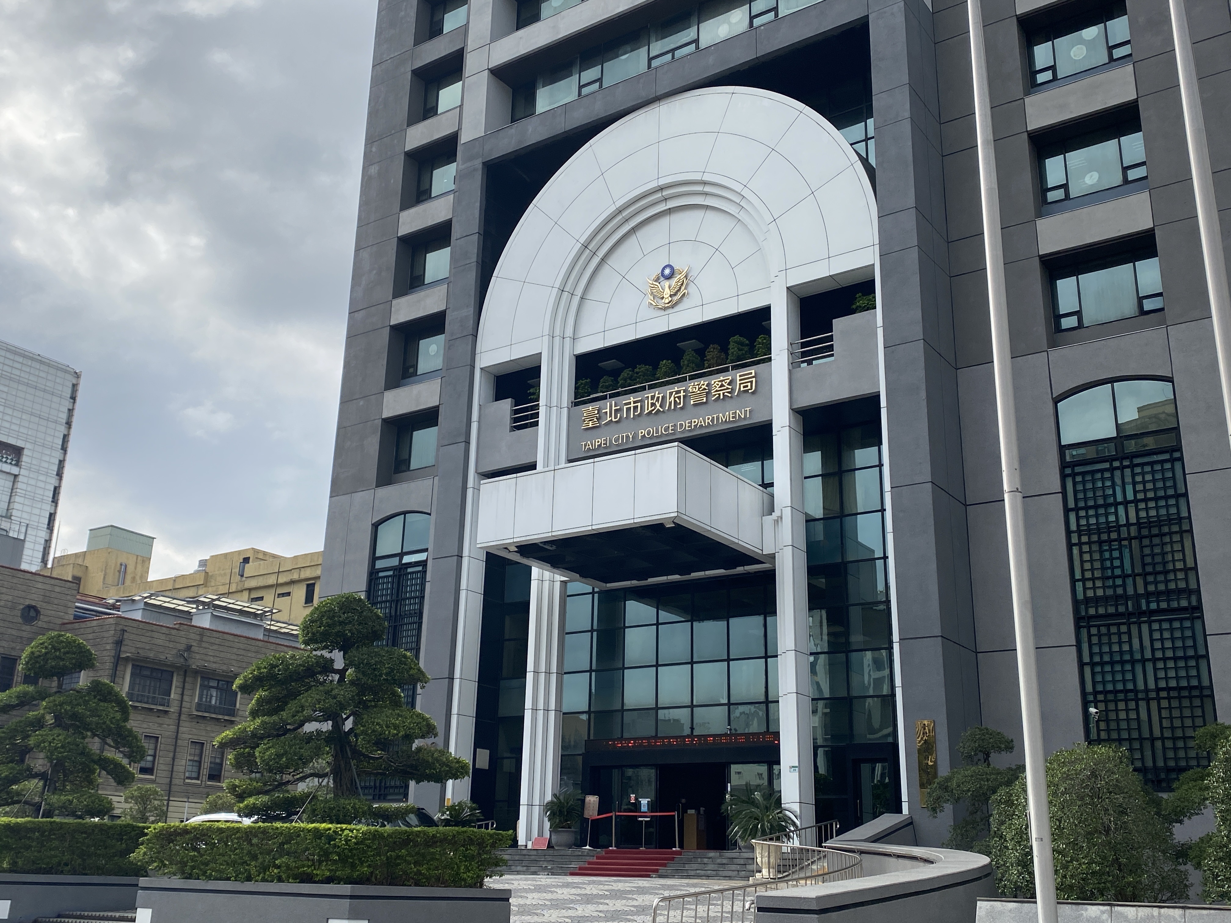 台北市警局捷運警察隊一名警員涉嫌性侵女兒，又被踢爆早在10年前就曾性騷女警。