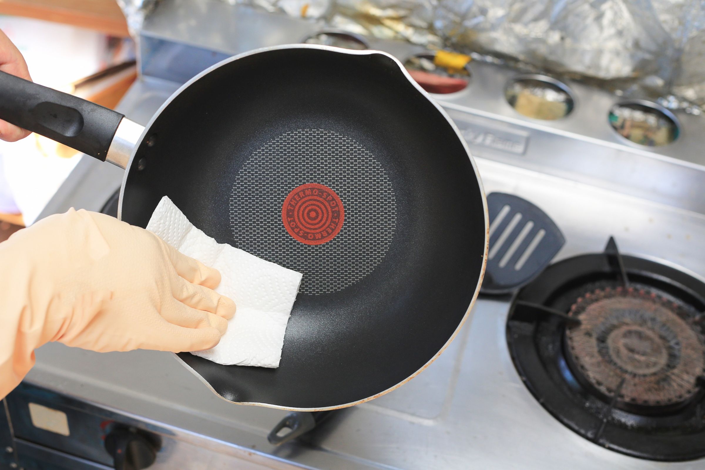 許多人經常使用廚房紙巾來吸油、接觸食材,這真的安全嗎?