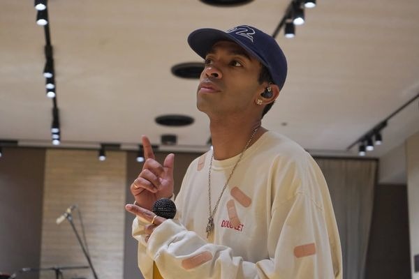 草間理查德敬太近日因全裸在街頭上，遭警方逮補。（翻攝自UG@aegroup_official_0515）