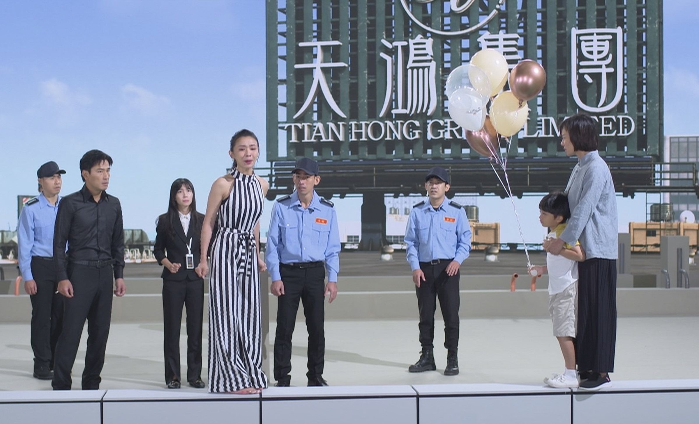 阮氏翠恆《愛的榮耀》被天鴻集團倒錢,崩潰想不開,吳婉君代替父親向大家道歉。(民視提供)