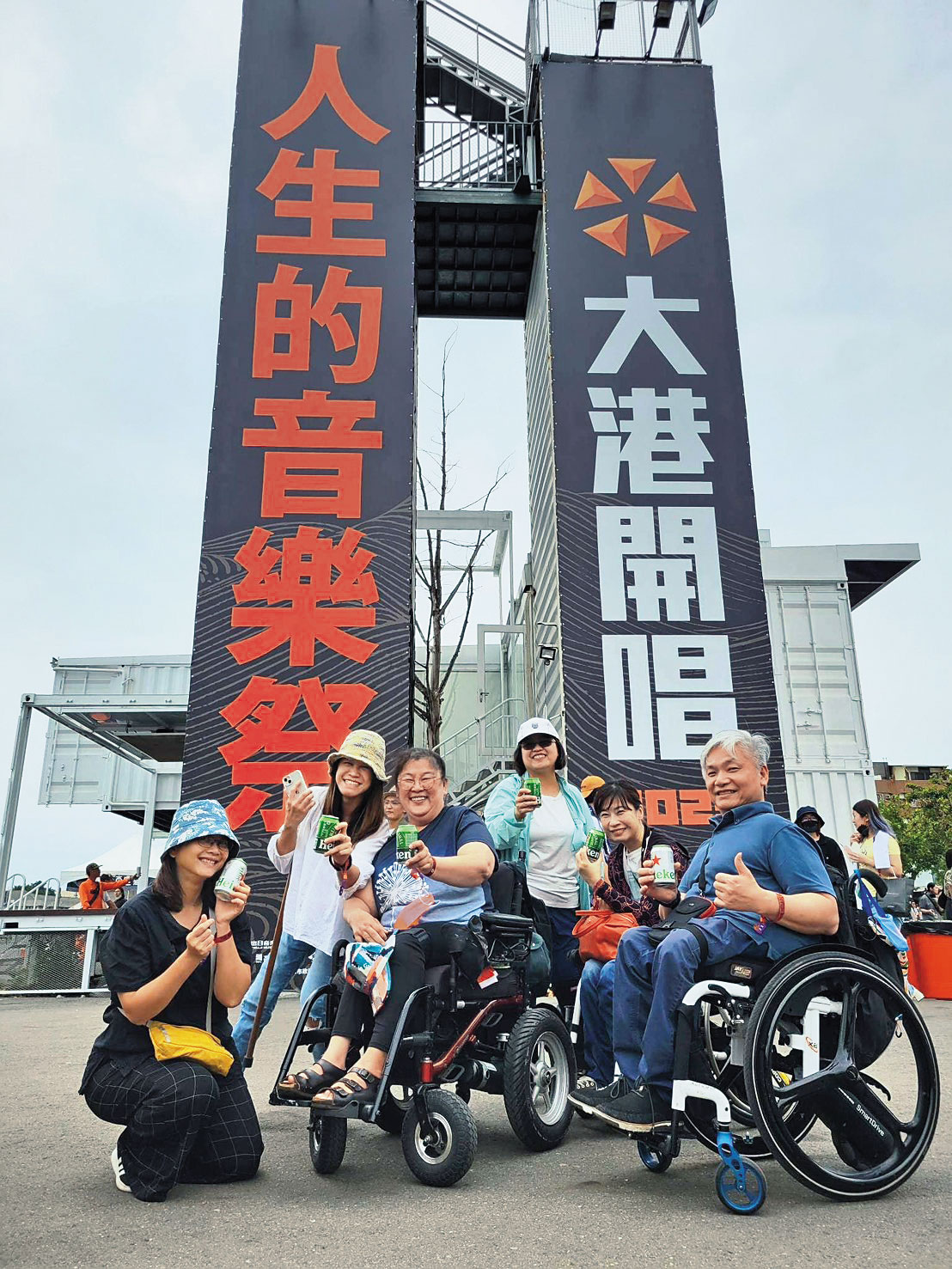 黃雅雯（左3）和身障朋友參加大港開唱，第1次時困難重重，但大港持續優化。（黃雅雯提供）