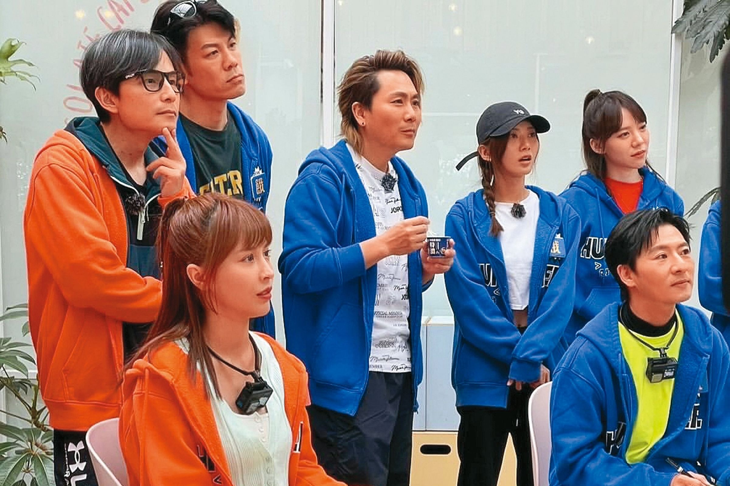 啾啾（前排左）上過同事峮峮主持的《飢餓遊戲》；其實啾啾曾一度離開啦啦隊界，也是在峮峮的牽線加入「中信兄弟」。（翻攝自juliaaa.49 IG）