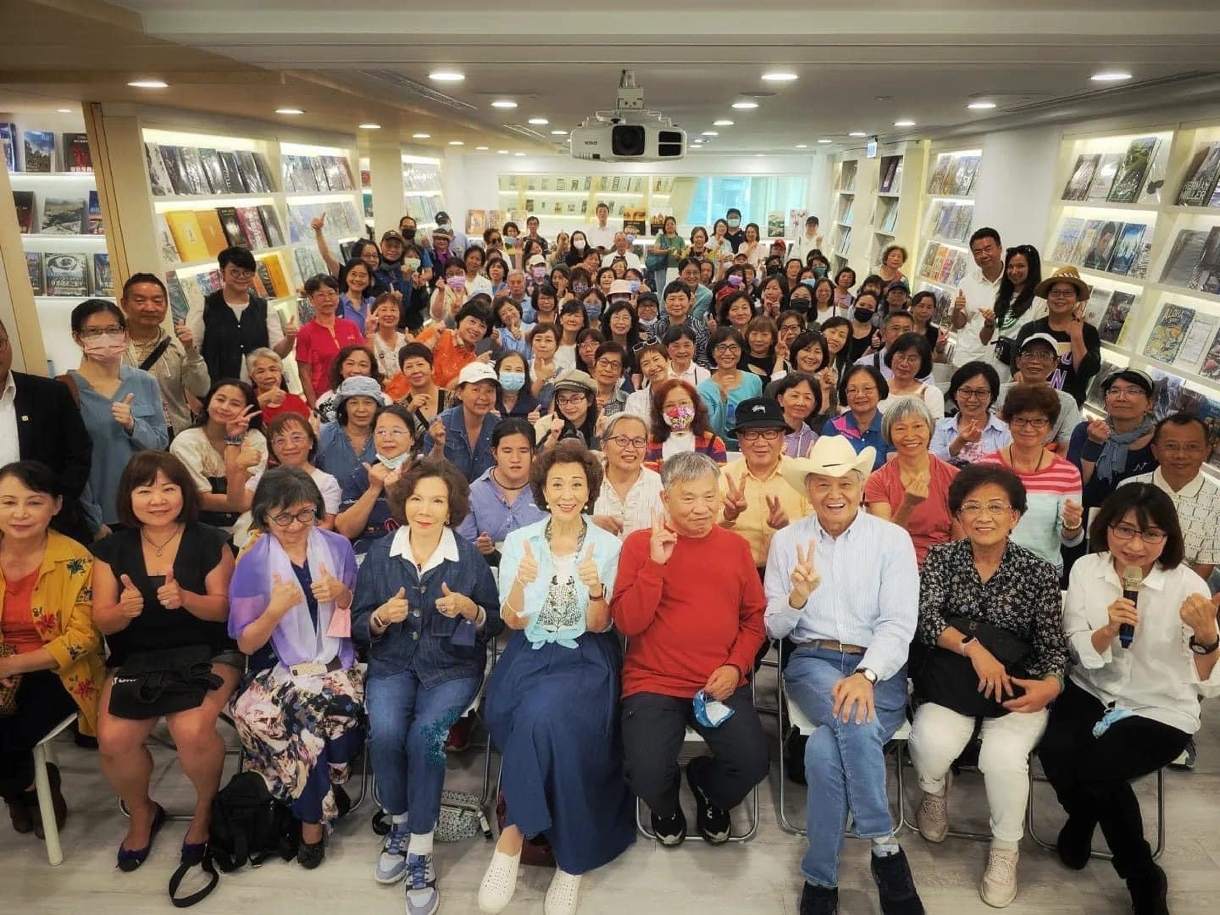 奇哥創辦人陶傳正（第一排右三）至書屋演講，與益品書屋創辦人戴勝益（第一排右四）合影。（益品書屋提供）