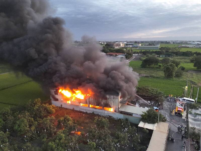 彰化大村28日傍晚發生按摩椅工廠火警，大火猛烈黑煙直竄天際，500坪廠房付之一炬，幸無人傷亡。（翻攝畫面）