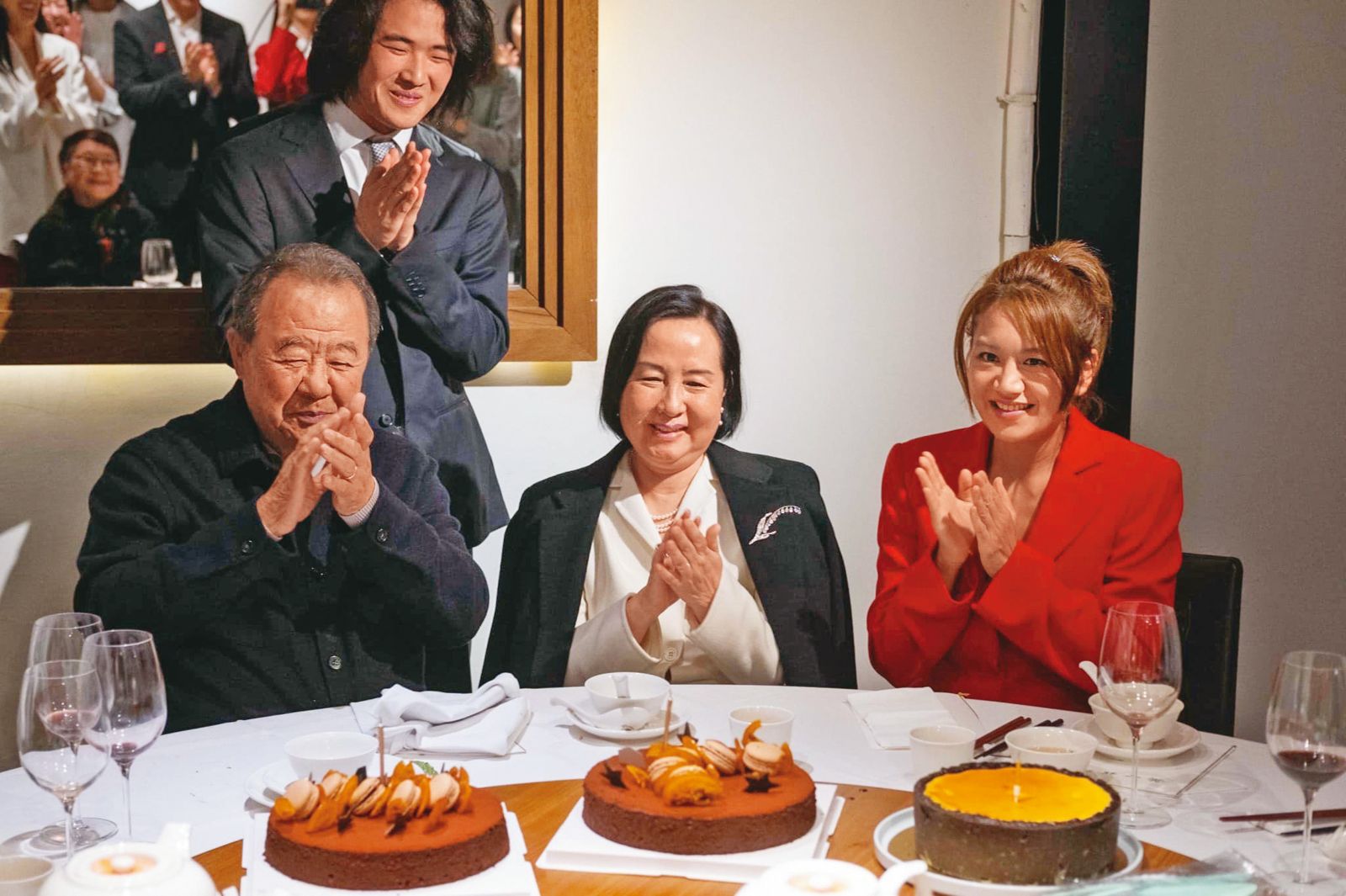 台玻總裁林伯實（前排左）與徐莉玲（前排中）慶祝結婚週年，當時即未見到小刀出席。前排右為林文晴、後為林佳翰。（翻攝自徐莉玲臉書）