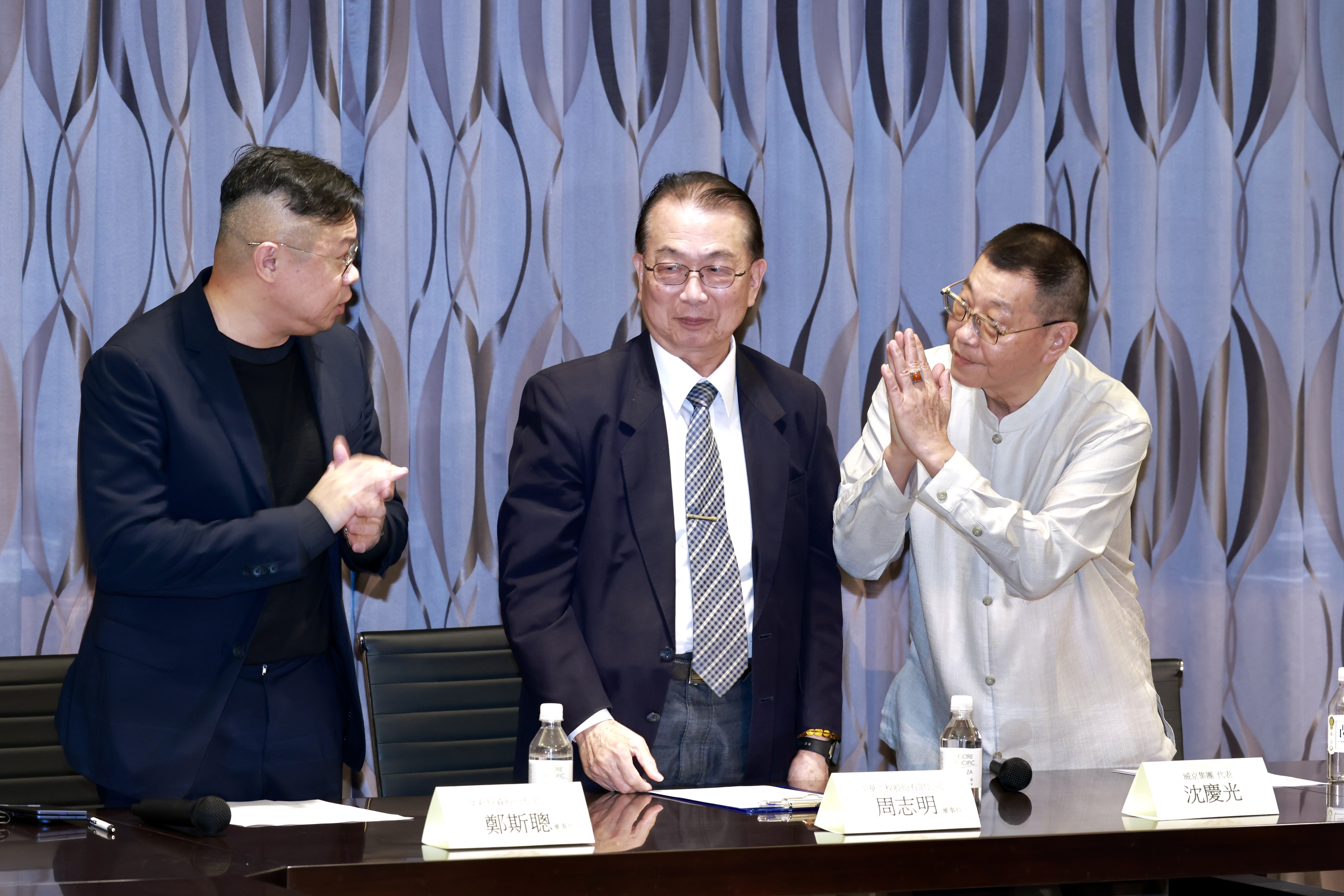 堡新投資董事長鄭斯聰、中工董事長周志明與威京集團代表沈慶光宣布攜手合作。