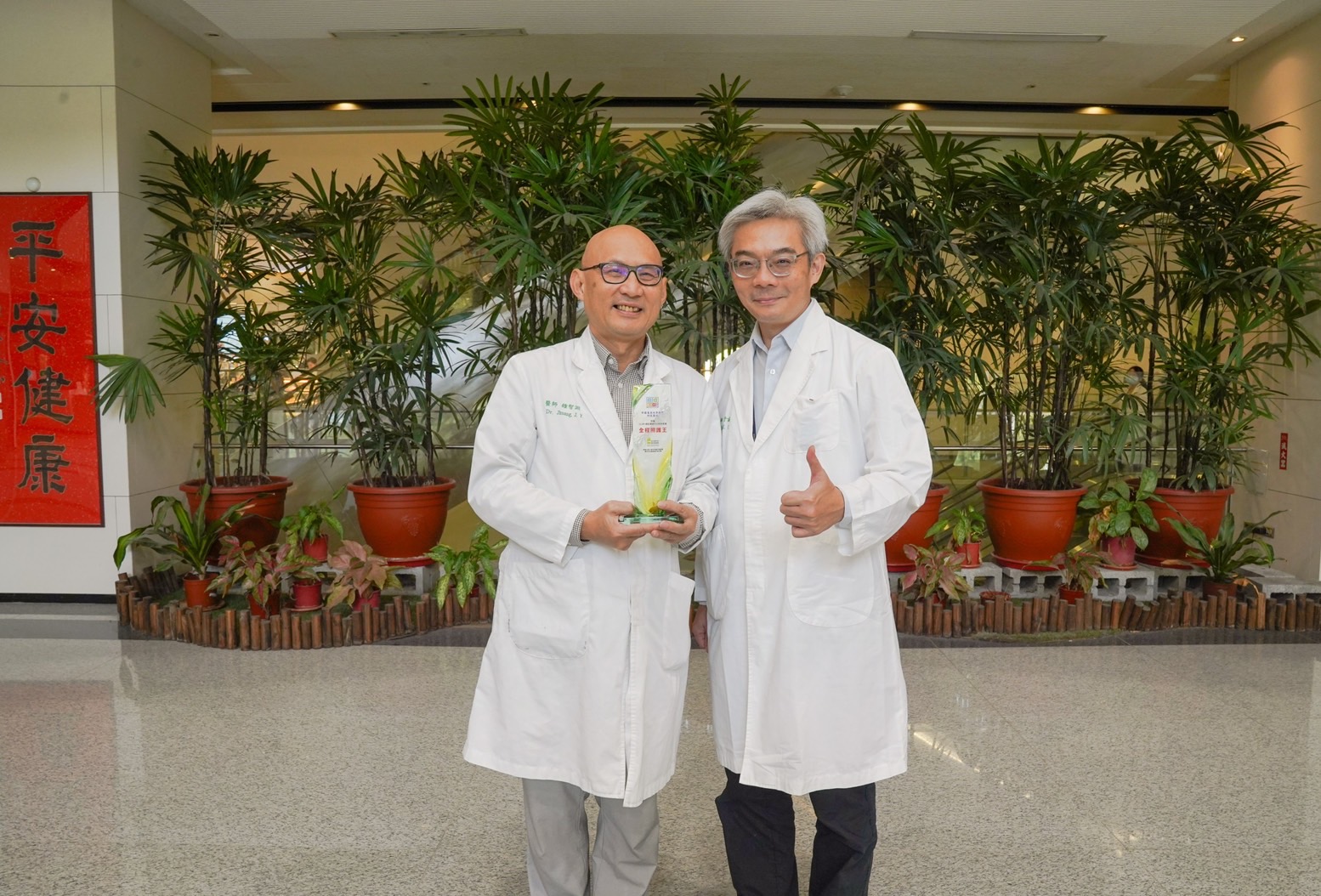 中國醫藥大學新竹附設醫院-癌症資源中心，左為癌症中心主任鍾智淵，右為癌症中心副主任郭于誠。（中醫大新竹附醫提供）