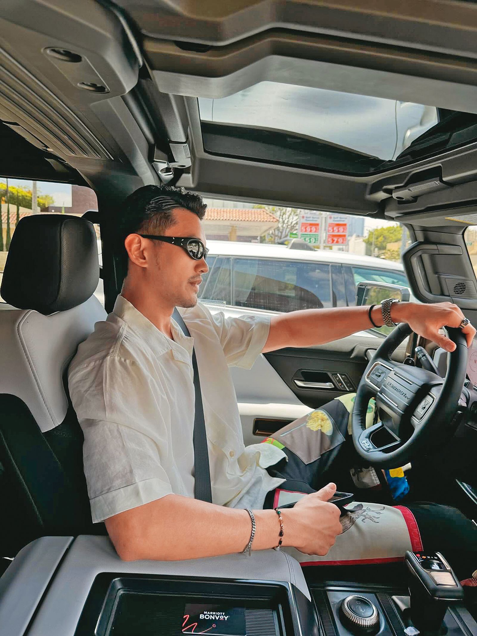 Jony Su外型帥氣，社群上呈現開豪車的高端形象。（翻攝自Threads）