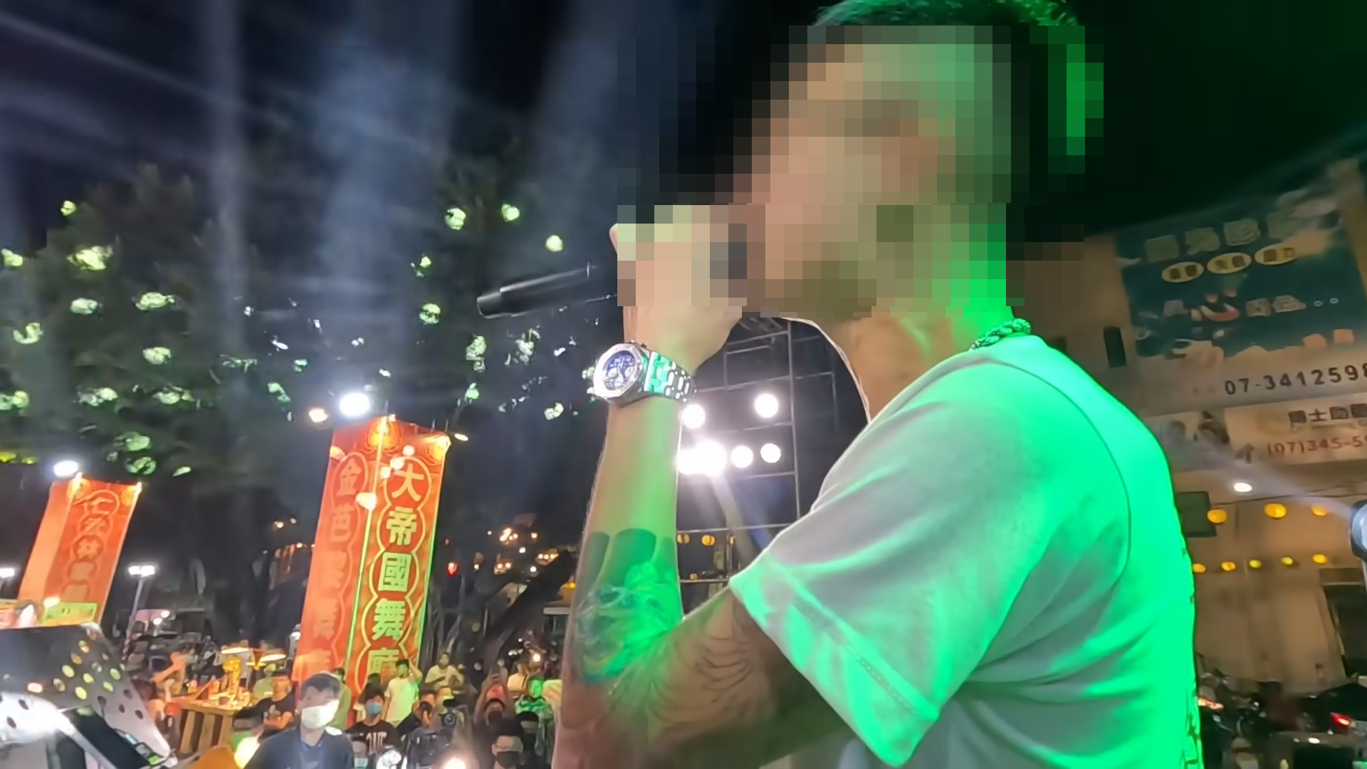 21歲何柏森過去曾在廟會飆唱高音神曲〈星辰大海〉，當時獲得不少關注，但他卻涉嫌運毒，目前已被羈押。（翻攝自網路）