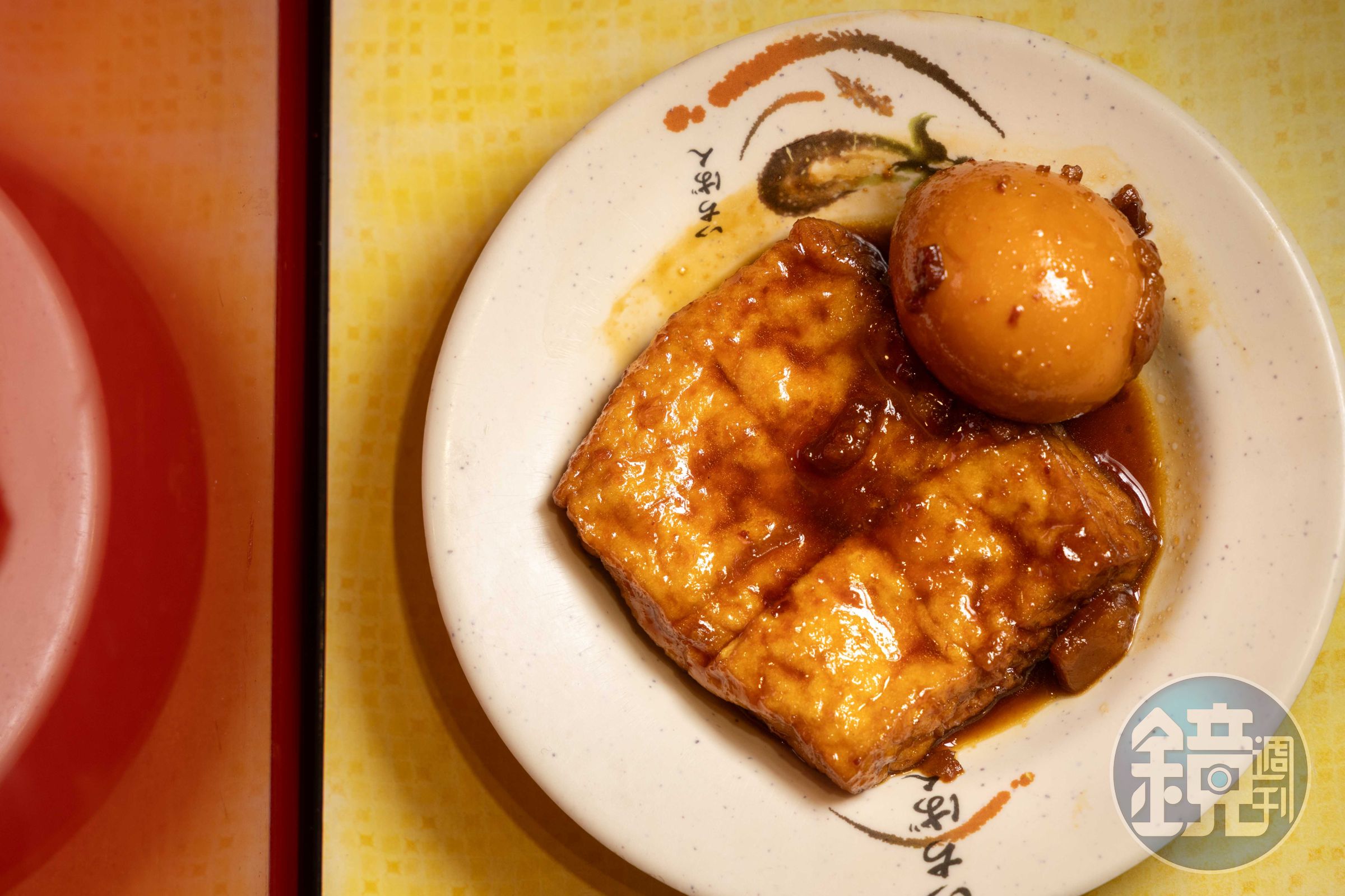 「滷蛋」(右,15元/個)與「油豆腐」(左,15元/份)都滷得入味,必點。