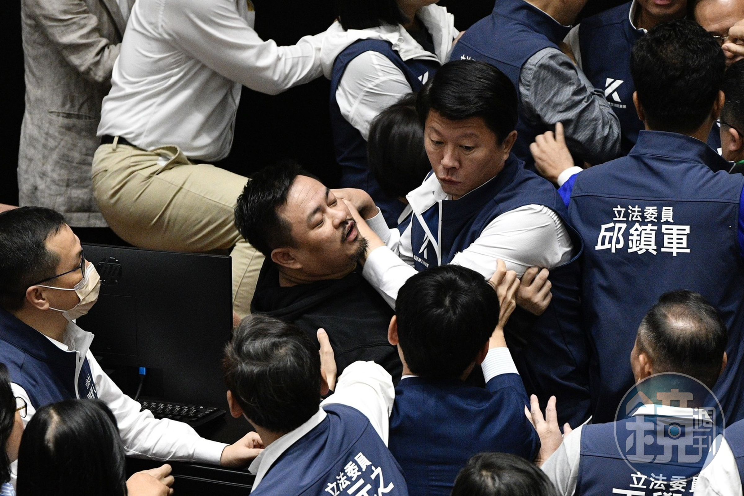 場面不斷失控，立委激烈扭打成一團。