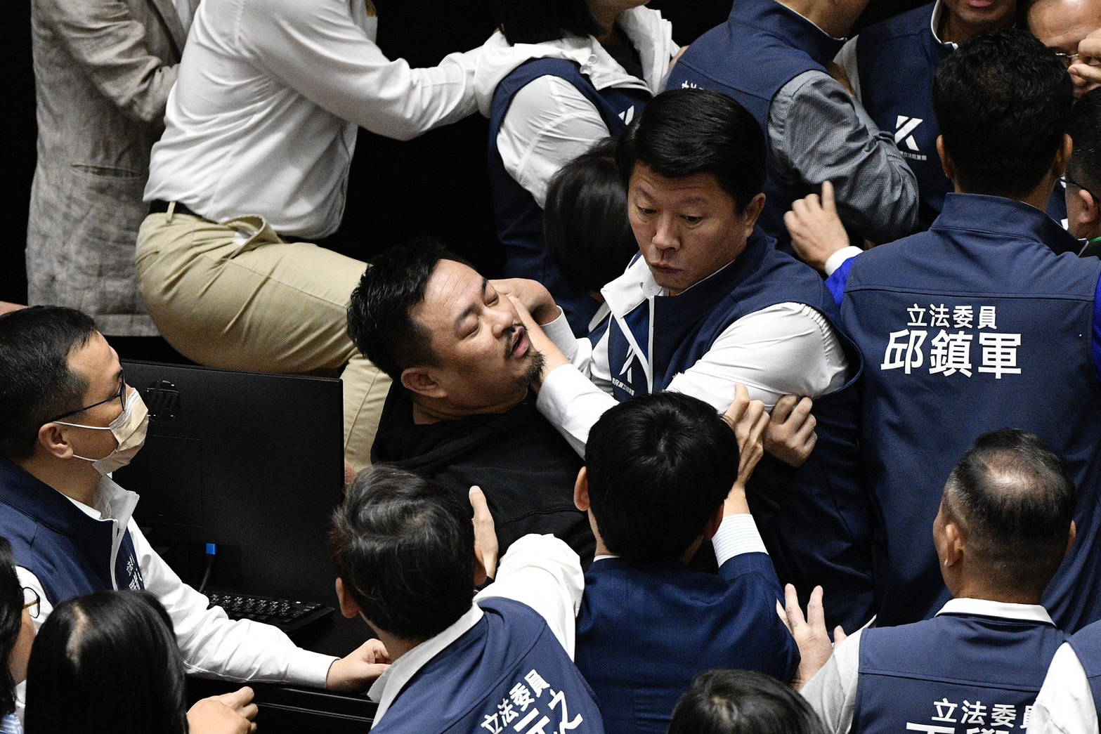 場面不斷失控,立委激烈扭打成一團。