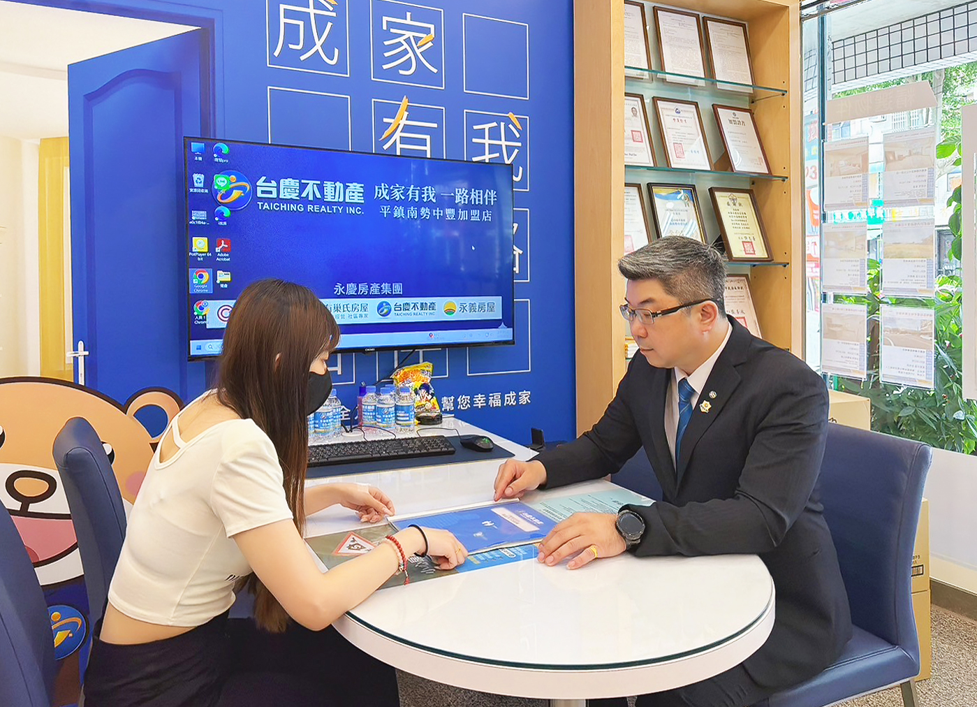 台慶不動產店長涂德卿（圖右）透過實務案例剖析，確保消費者在掌握完整資訊的前提下理智決策。（圖／永慶房產集團提供）