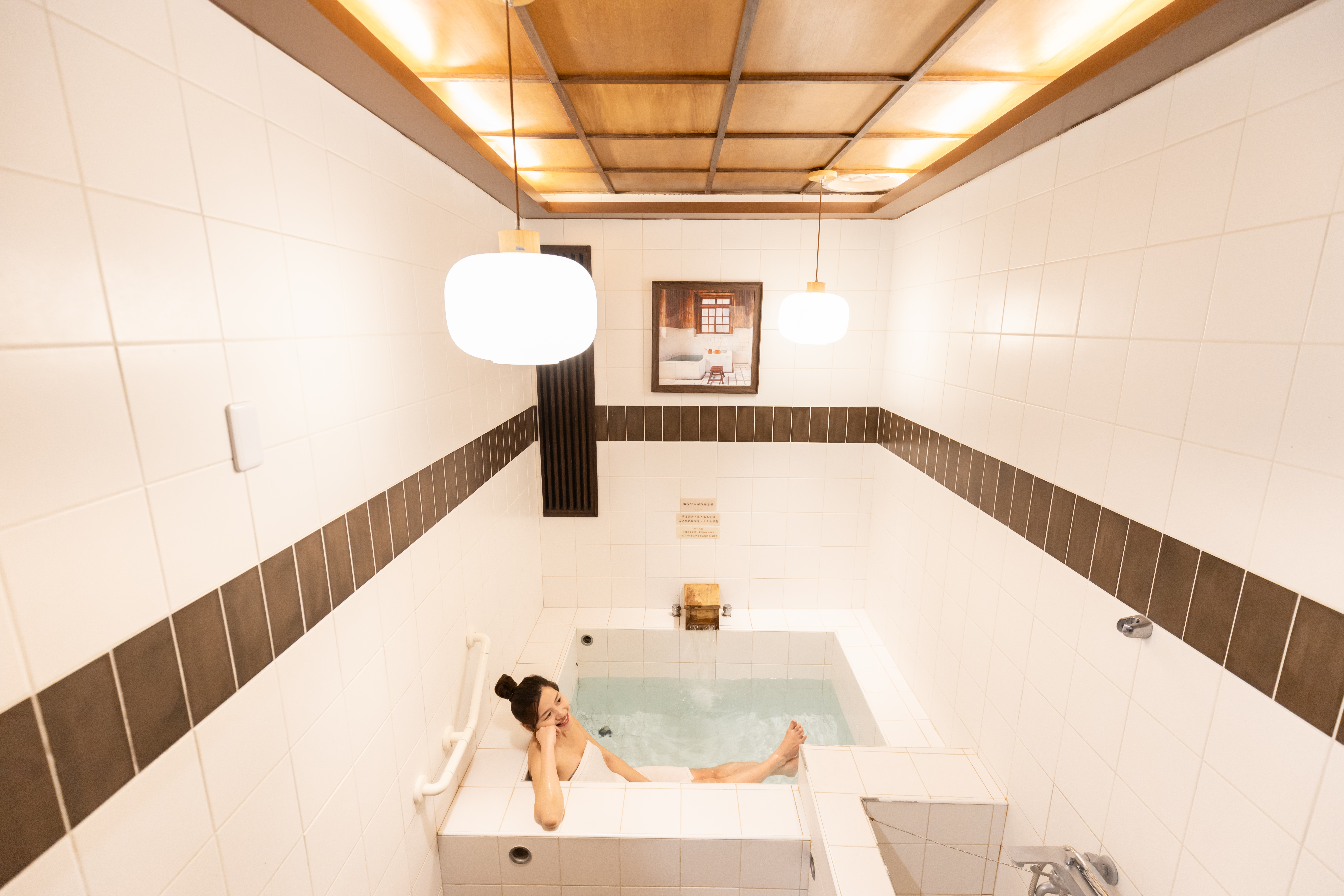 四重溪老溫泉旅館「四重溪清泉日式溫泉館」前身為「山口旅館」，提供湯屋、大眾風呂與住宿。