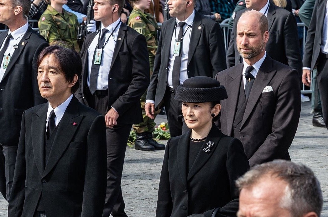 英國威廉王子(右)、日本秋篠宮文仁親王(左)、紀子妃(中)罕見同框,3人一同出席挪威國王哈拉爾五世國葬。(翻攝X@sarahdiaryz)