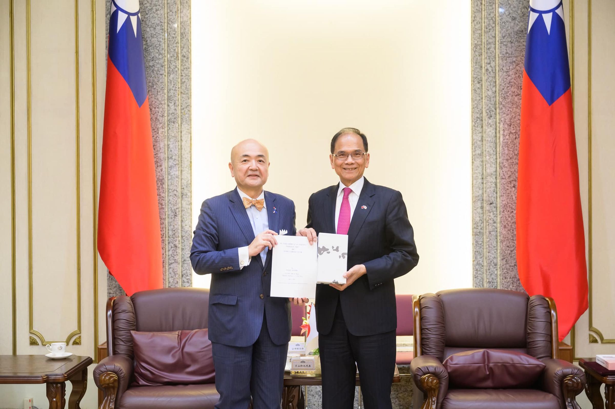 立法院長游錫堃今(30)日接見日本新任駐台代表片山和之。(翻攝自游錫堃臉書)